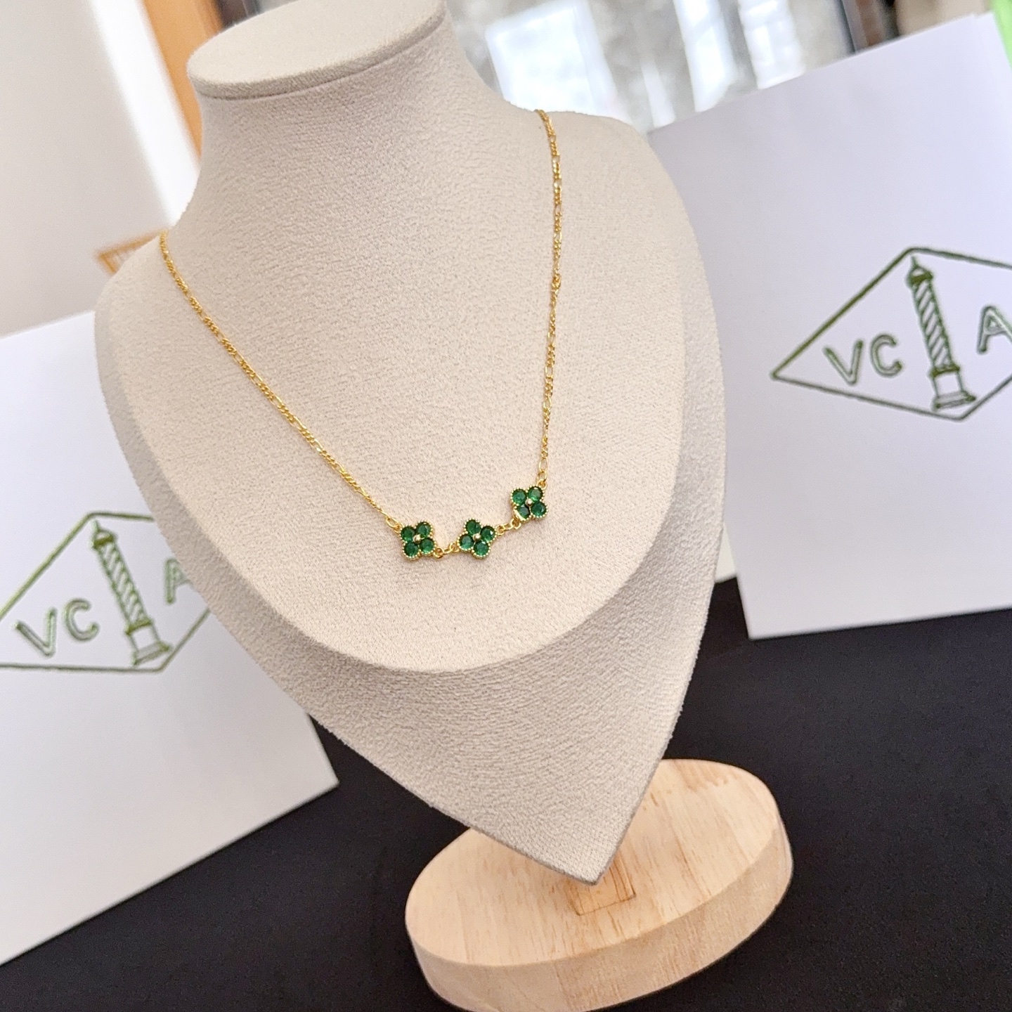 Colar Van Cleef Arpels Alhambra ouro amarelo verde esmeralda 42 cm