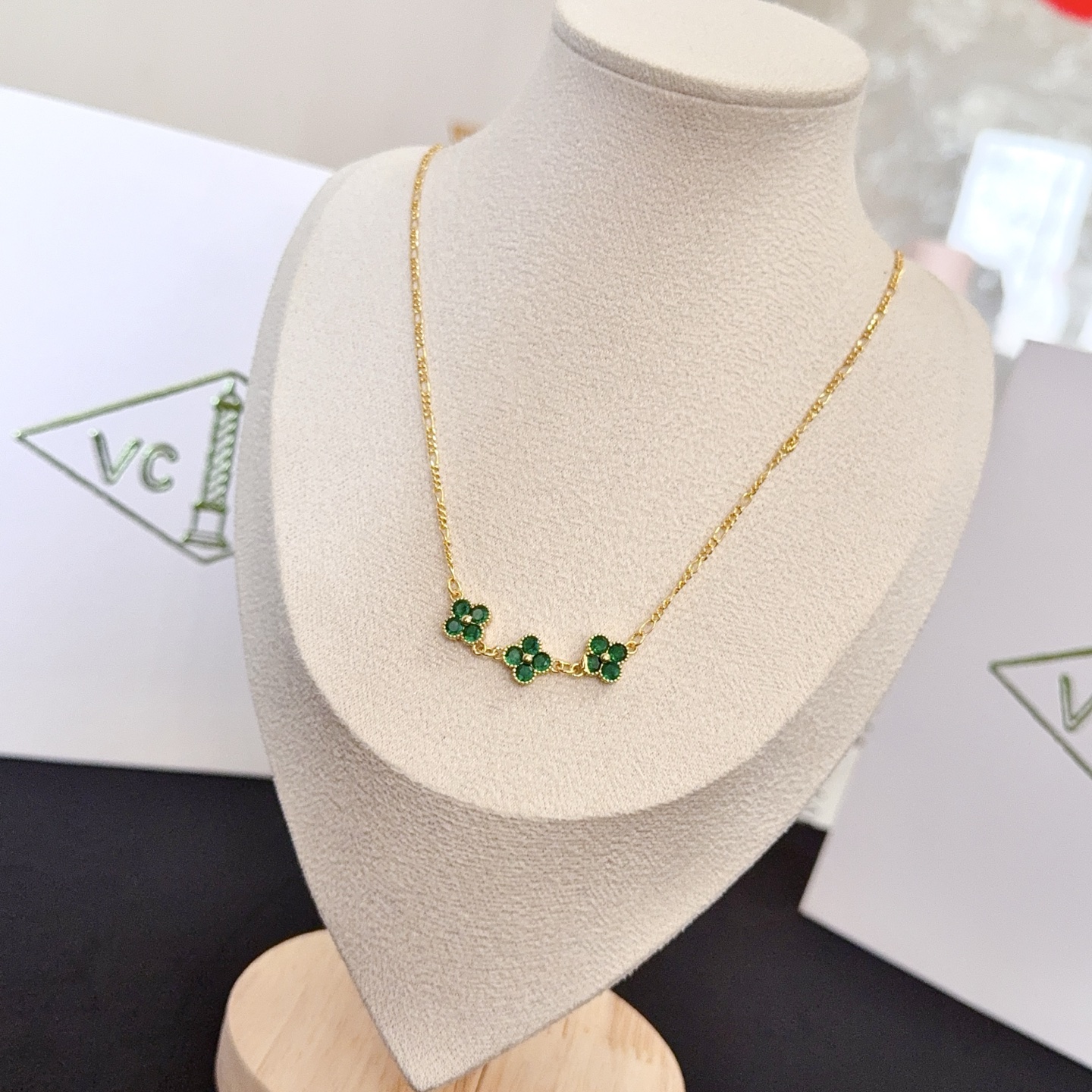 Colar Van Cleef Arpels Alhambra ouro amarelo verde esmeralda 42 cm