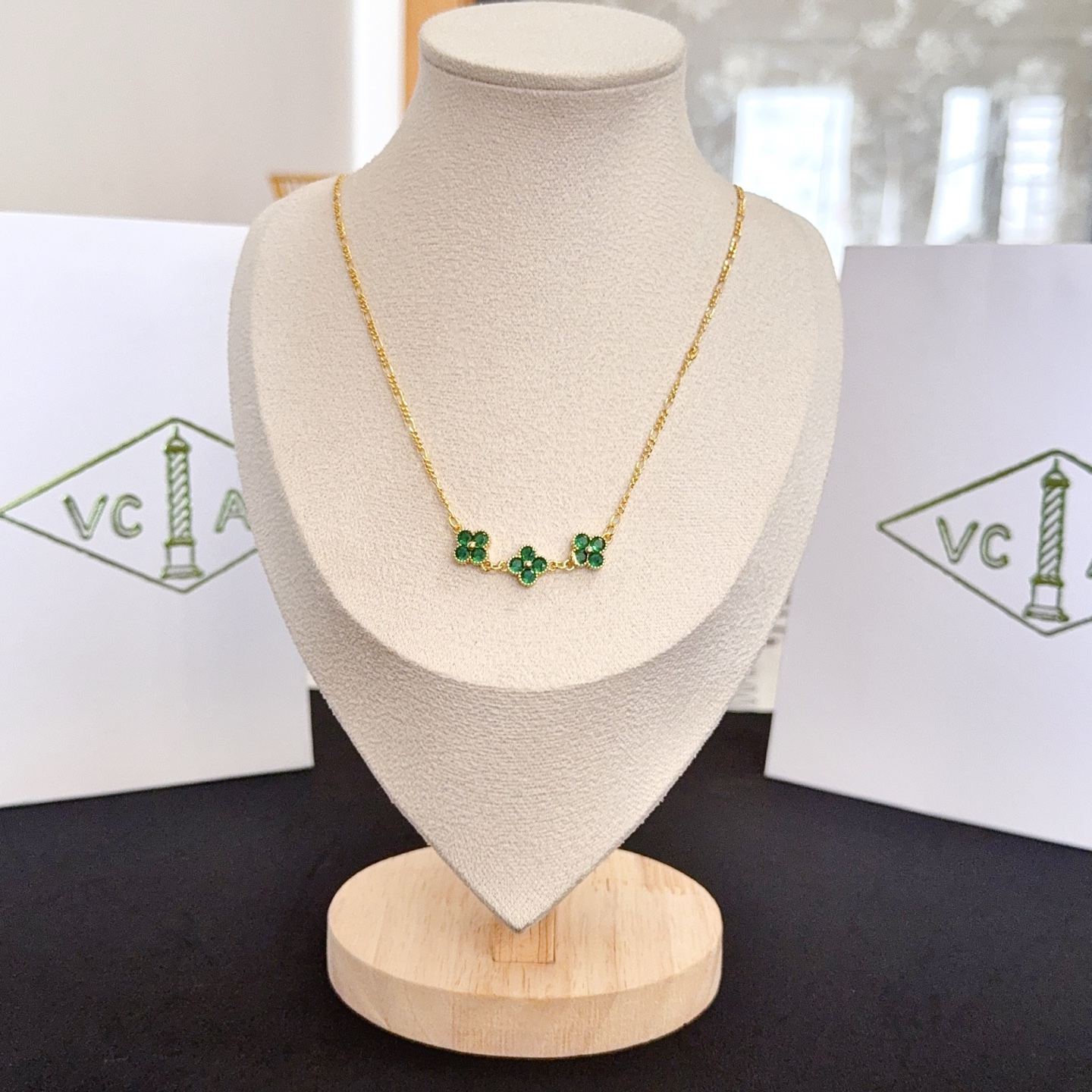 Colar Van Cleef Arpels Alhambra ouro amarelo verde esmeralda 42 cm
