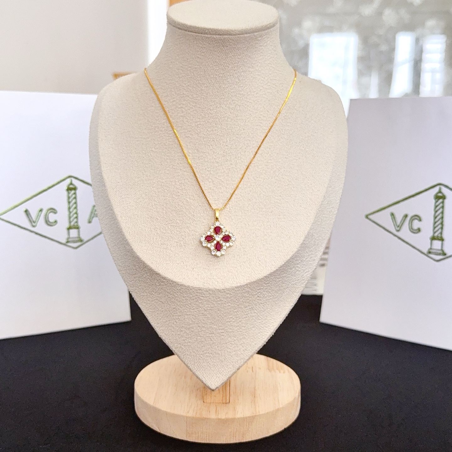 NO:725181,[Seiko original] VCA four-leaf clover necklace, a classic, the same model as the official website, fashionable and trendy, using multi-layered metal carving design to make the petals more three-dimensional, inlaid with full diamond technology, showing the feminine temperament, four-leaf clover lucky pattern, symbolizing luck and happiness, unique and romantic, integrating simple and harmonious lines with materials, polished and polished, showing nobility and elegance, fine jewelry, necklace19860909〔精工原版〕VCA四叶草梵克雅项链,经典之作 官网同款 时尚潮流 采用多层次金属雕刻设计 使花瓣更立体 镶嵌满钻工艺 尽显女性柔美气质 四叶草幸运图案 象征幸运和幸福 独特又浪漫将简单和谐的线条与材质相融合 经过抛光和打磨 彰显高贵优雅,饰品精品,necklace,Jewelry