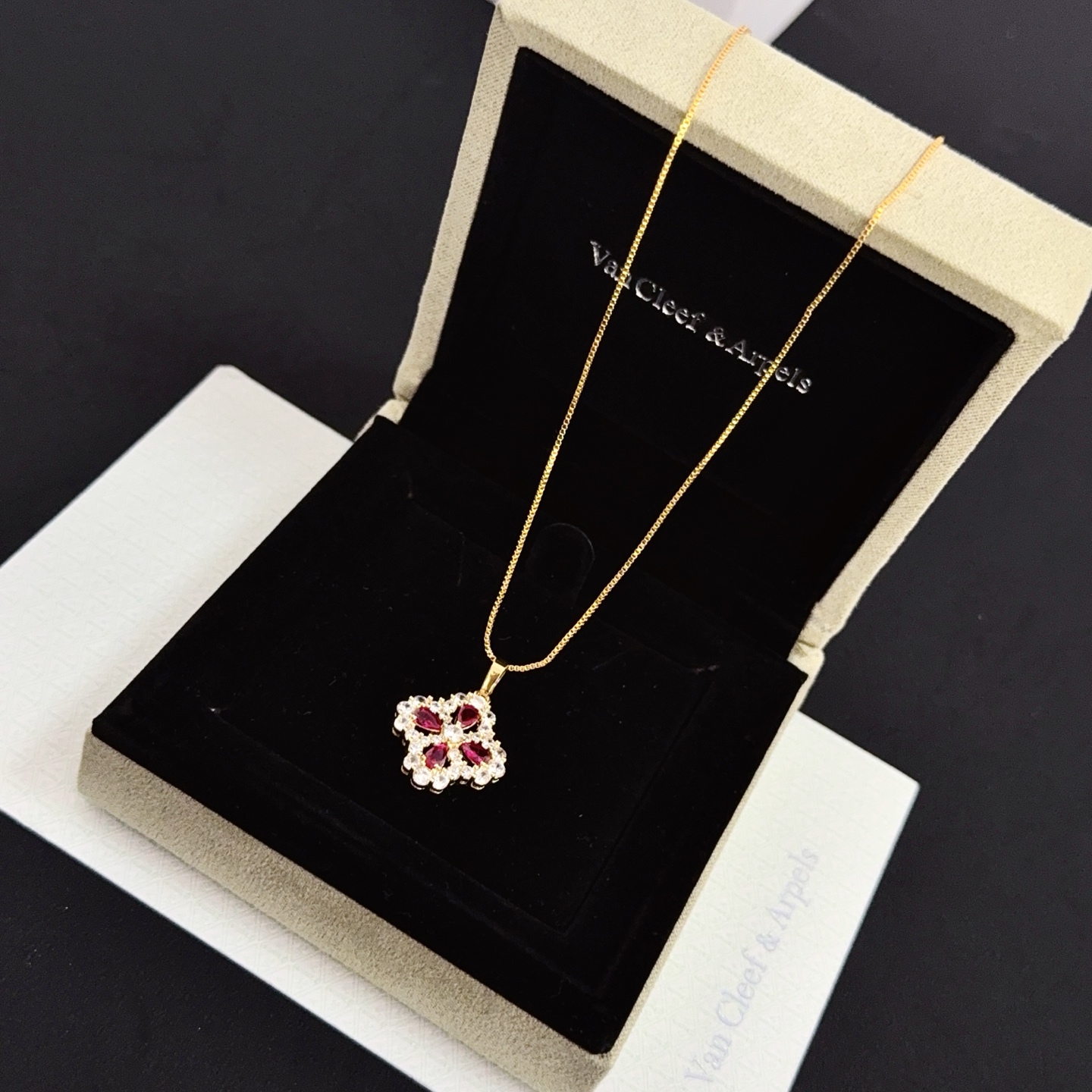 Collana Van Cleef Arpels Alhambra in oro giallo, metallo, pietre preziose rosse, rubini, accenti di diamanti trasparenti, 42 cm