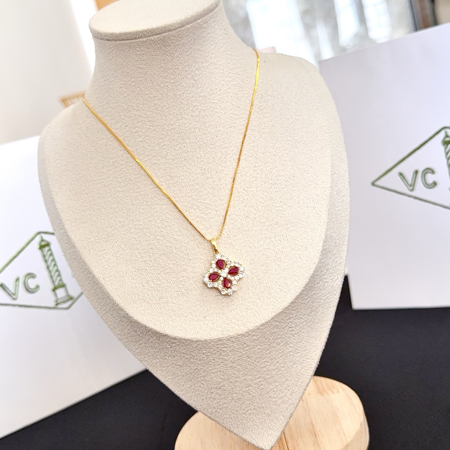 Collana Van Cleef Arpels Alhambra in oro giallo, metallo, pietre preziose rosse, rubini, accenti di diamanti trasparenti, 42 cm