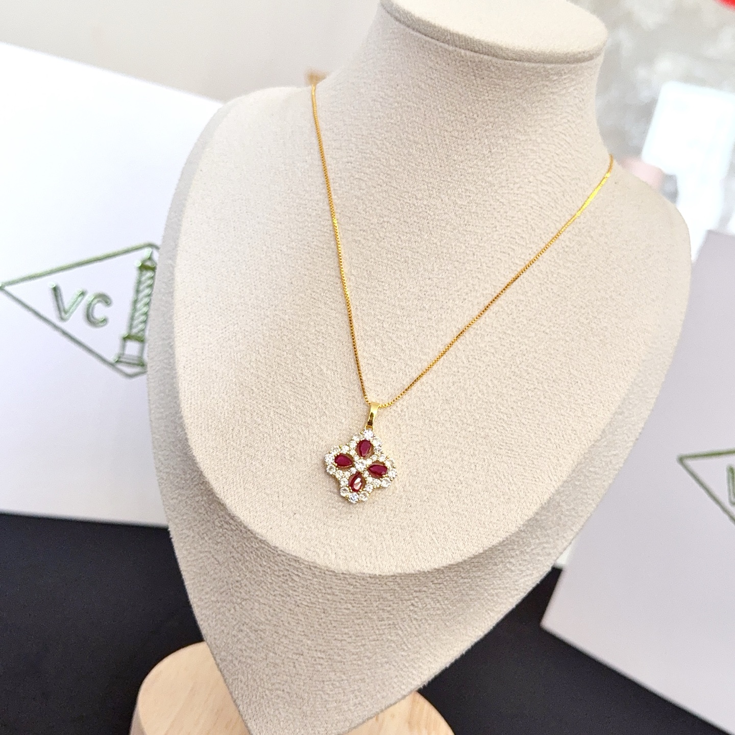 Collana Van Cleef Arpels Alhambra in oro giallo, metallo, pietre preziose rosse, rubini, accenti di diamanti trasparenti, 42 cm