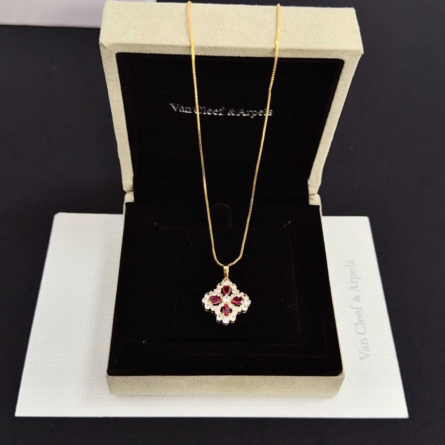 Collana Van Cleef Arpels Alhambra in oro giallo, metallo, pietre preziose rosse, rubini, accenti di diamanti trasparenti, 42 cm