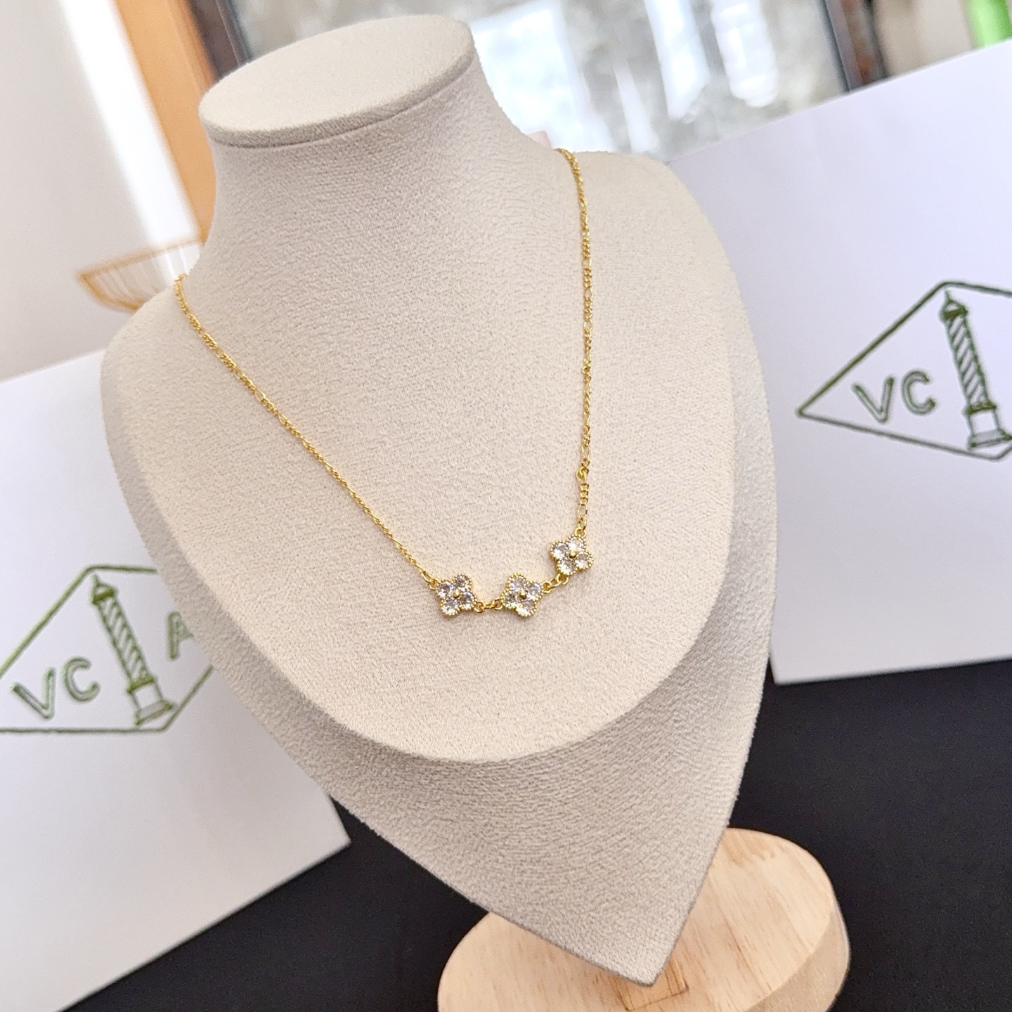 Van Cleef Arpels Collier Alhambra en or jaune avec accents de diamants clairs 42cm