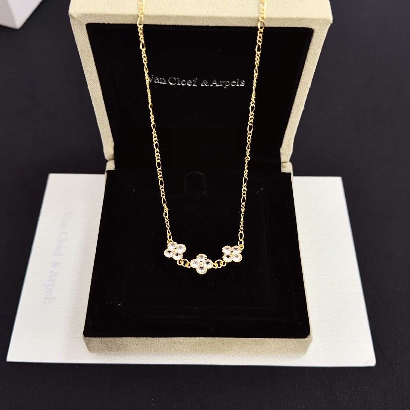 Van Cleef Arpels Collier Alhambra en or jaune avec accents de diamants clairs 42cm