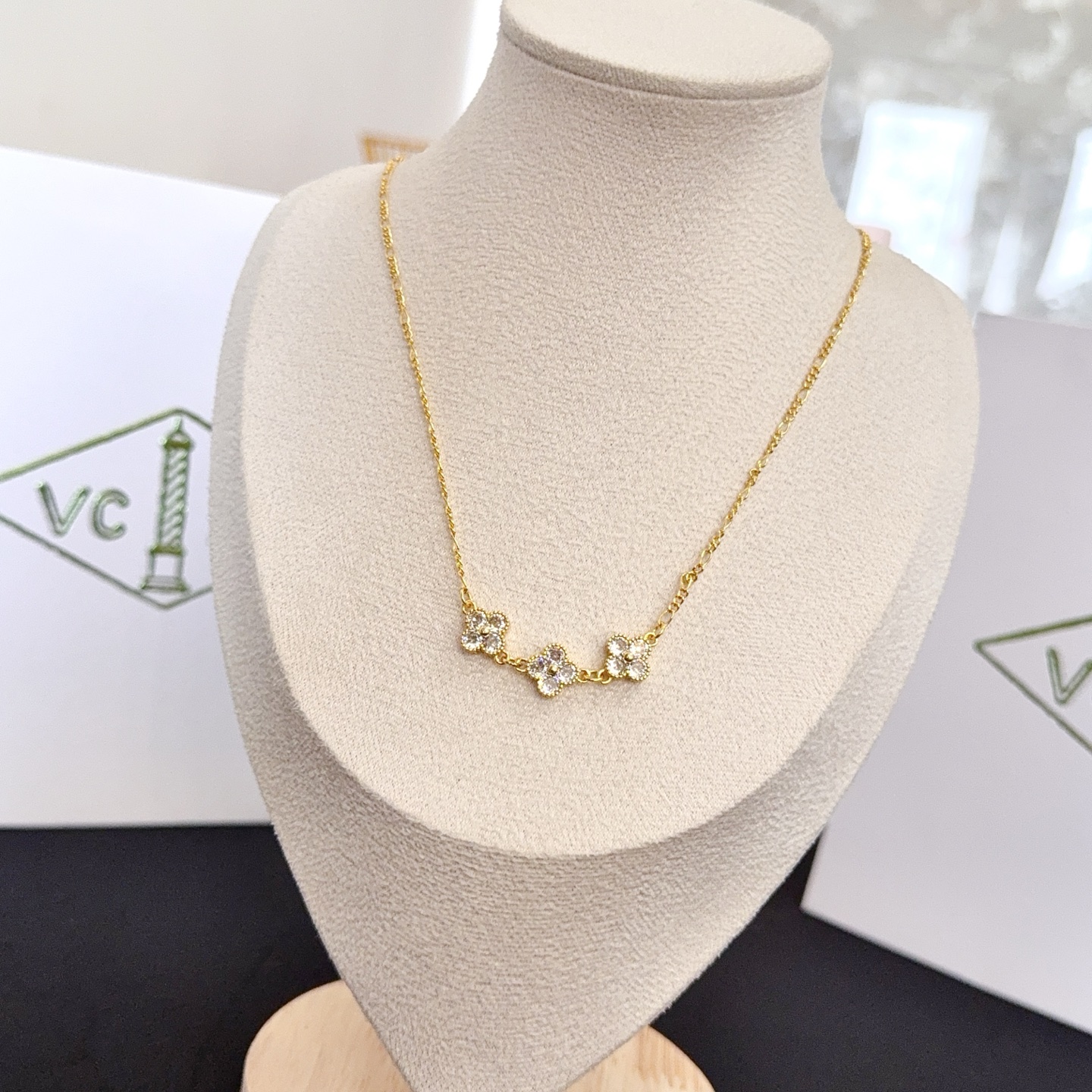 Van Cleef Arpels Collier Alhambra en or jaune avec accents de diamants clairs 42cm