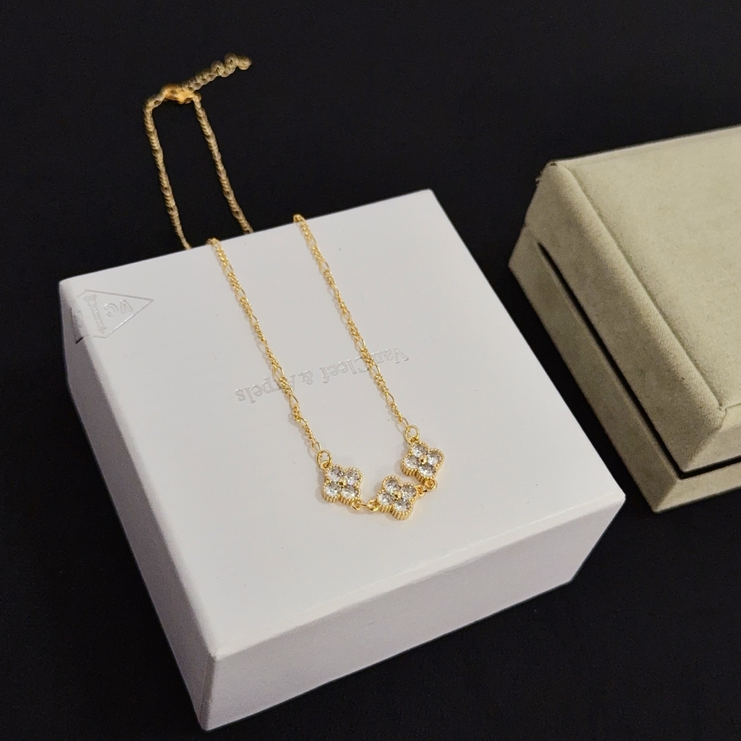 Van Cleef Arpels Collier Alhambra en or jaune avec accents de diamants clairs 42cm