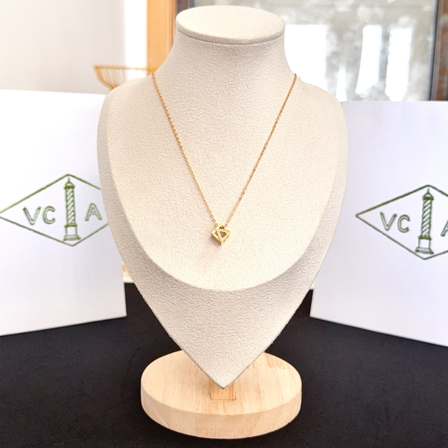 NO:725189,[Seiko original] VCA four-leaf clover necklace, a classic, the same model as the official website, fashionable and trendy, using multi-layered metal carving design to make the petals more three-dimensional, inlaid with full diamond technology, showing the feminine temperament, four-leaf clover lucky pattern, symbolizing luck and happiness, unique and romantic, integrating simple and harmonious lines with materials, polished and polished, showing nobility and elegance, fine jewelry, necklace19860909〔精工原版〕VCA四叶草梵克雅项链,经典之作 官网同款 时尚潮流 采用多层次金属雕刻设计 使花瓣更立体 镶嵌满钻工艺 尽显女性柔美气质 四叶草幸运图案 象征幸运和幸福 独特又浪漫将简单和谐的线条与材质相融合 经过抛光和打磨 彰显高贵优雅,饰品精品,necklace,Jewelry