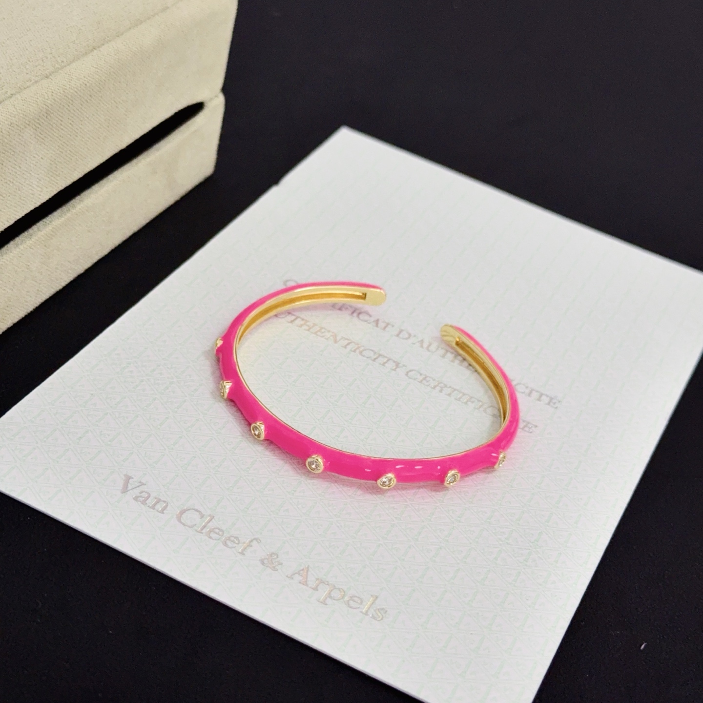 Van Cleef Arpels Alhambra bracelet métal doré émail rose vif accents de diamants clairs 17cm