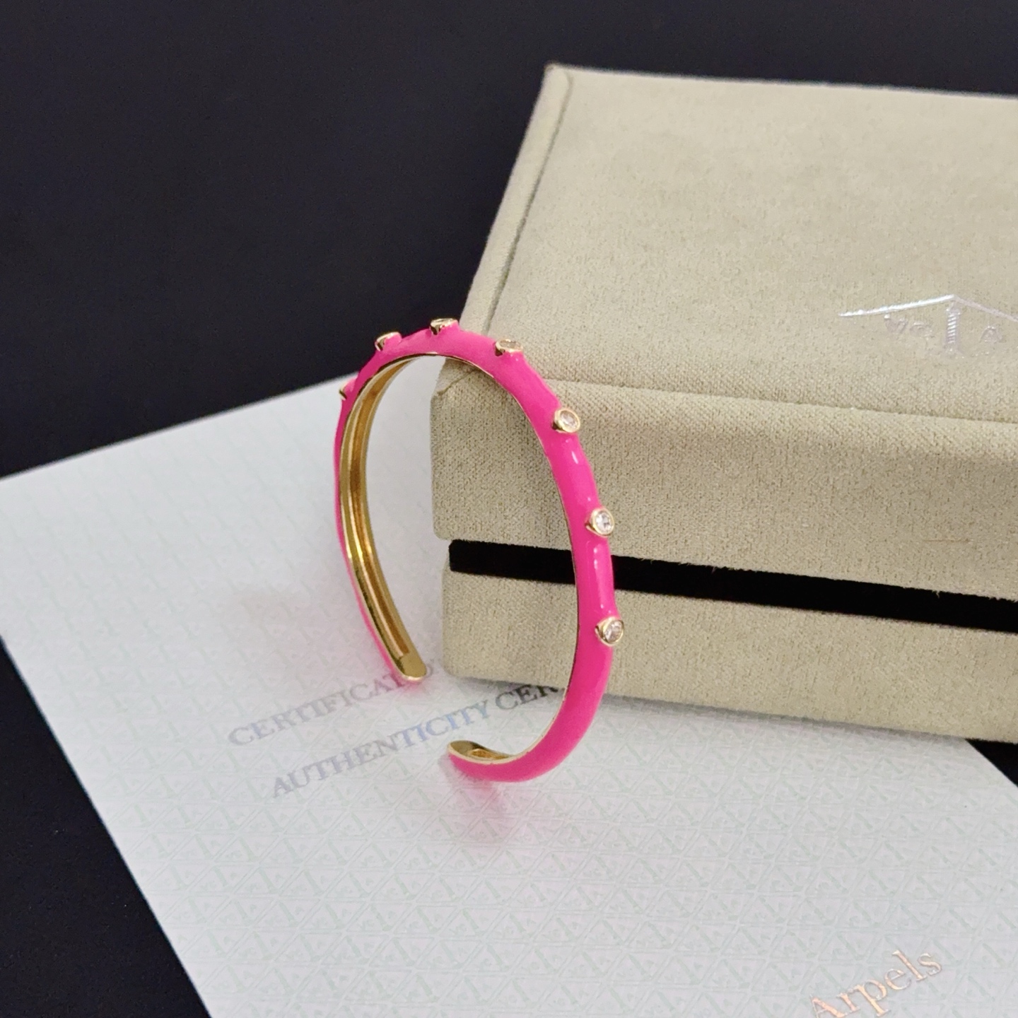 Van Cleef Arpels Alhambra bracelet métal doré émail rose vif accents de diamants clairs 17cm