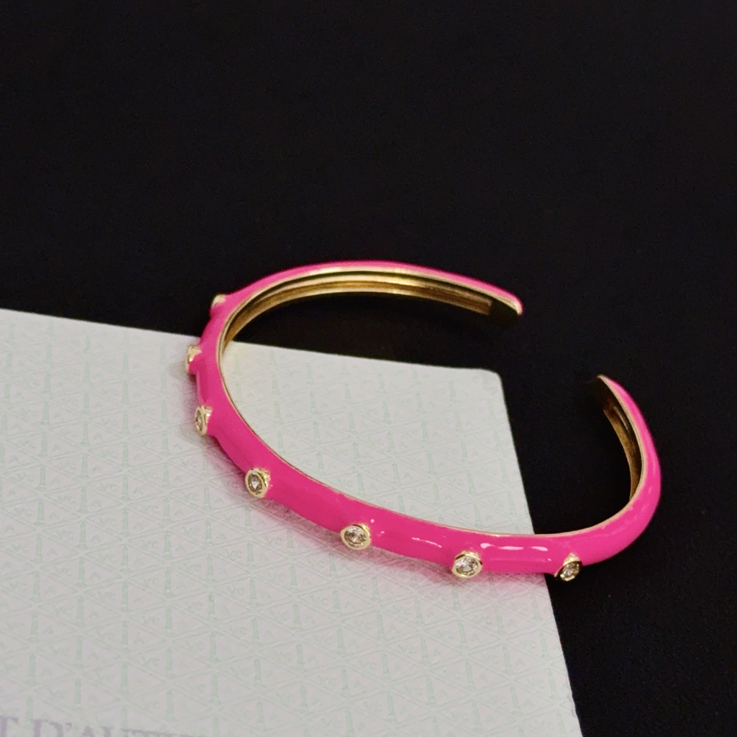Van Cleef Arpels Alhambra bracelet métal doré émail rose vif accents de diamants clairs 17cm