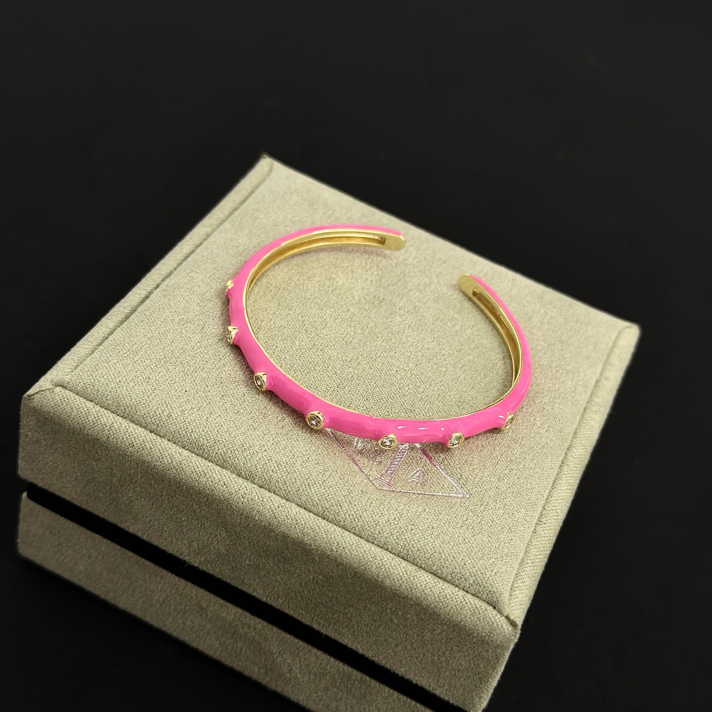 Van Cleef Arpels Alhambra bracelet métal doré émail rose vif accents de diamants clairs 17cm