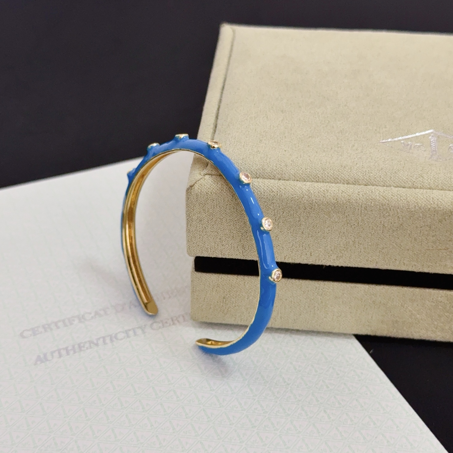 Pulsera Van Cleef Arpels Perlee Oro amarillo con esmalte azul y detalles de diamantes transparentes 17 cm