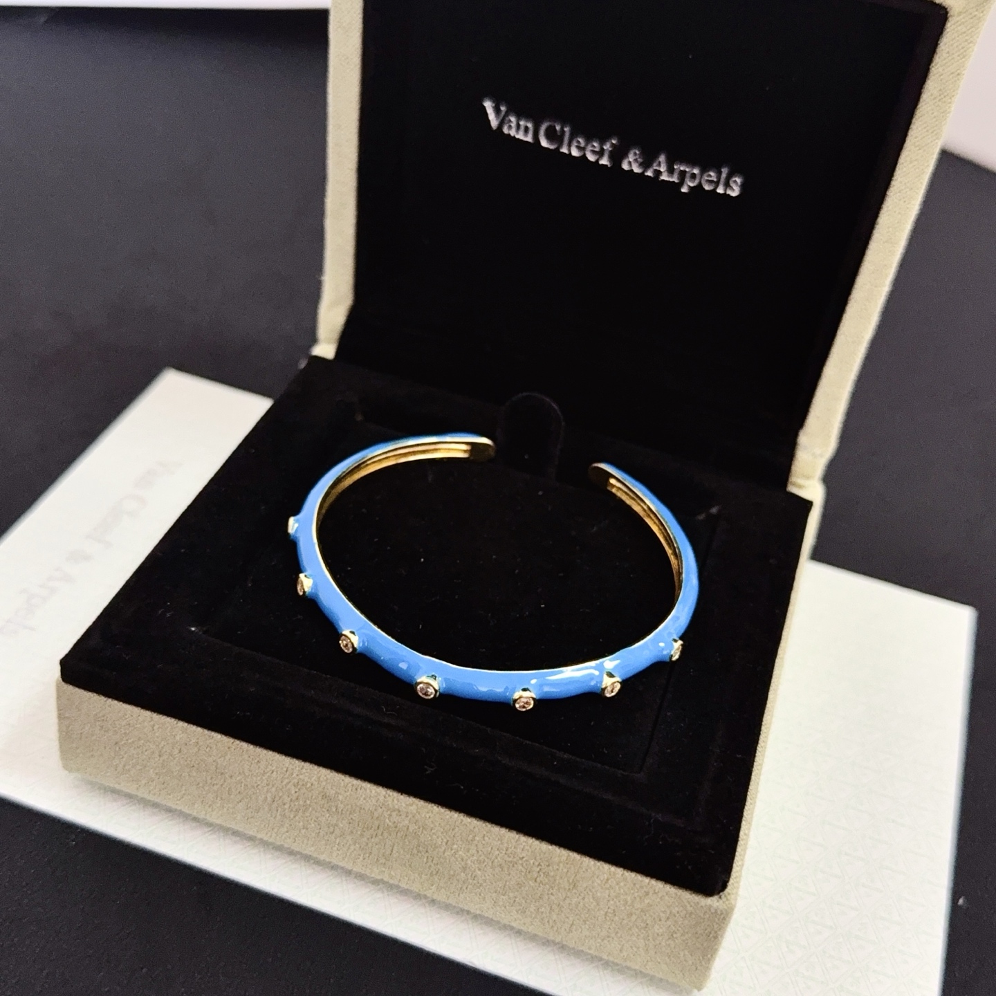 Pulsera Van Cleef Arpels Perlee Oro amarillo con esmalte azul y detalles de diamantes transparentes 17 cm