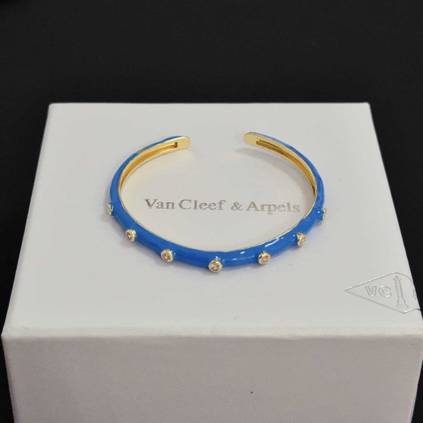 NO:725193,[Seiko original] VCA four-leaf clover Van Cleef bracelet, classic, same style as the official website, fashion trend, using multi-layered metal carving design to make the petals more three-dimensional, inlaid with diamonds, showing the feminine temperament, four-leaf clover lucky pattern, symbolizing luck and happiness, unique and romantic, integrating simple and harmonious lines with materials, polished and polished, showing nobility and elegance, fine jewelry, bracelet19860909〔精工原版〕VCA四叶草梵克雅手镯 经典之作 官网同款 时尚潮流 采用多层次金属雕刻设计 使花瓣更立体 镶嵌满钻工艺 尽显女性柔美气质 四叶草幸运图案 象征幸运和幸福 独特又浪漫将简单和谐的线条与材质相融合 经过抛光和打磨 彰显高贵优雅,饰品精品,bracelet,Jewelry