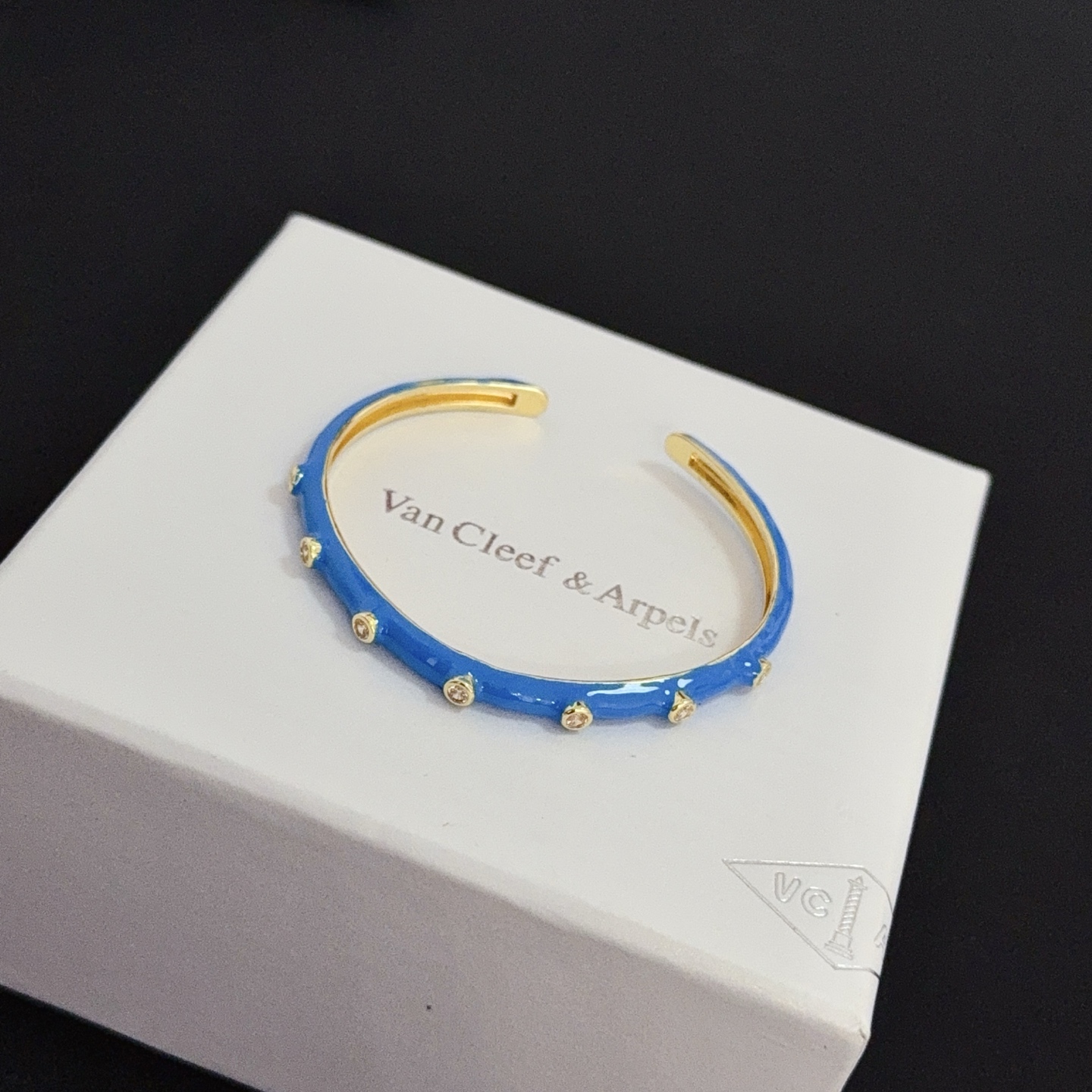 Pulsera Van Cleef Arpels Perlee Oro amarillo con esmalte azul y detalles de diamantes transparentes 17 cm