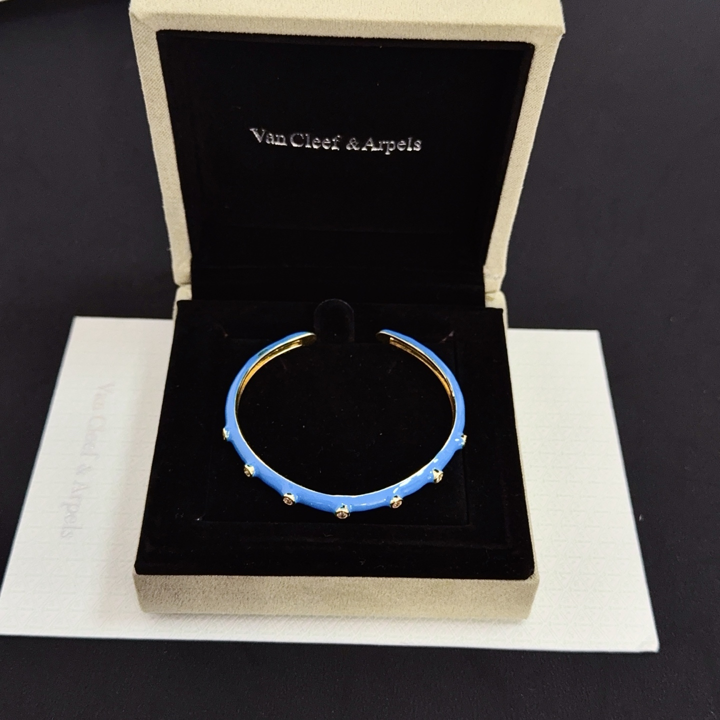Pulsera Van Cleef Arpels Perlee Oro amarillo con esmalte azul y detalles de diamantes transparentes 17 cm