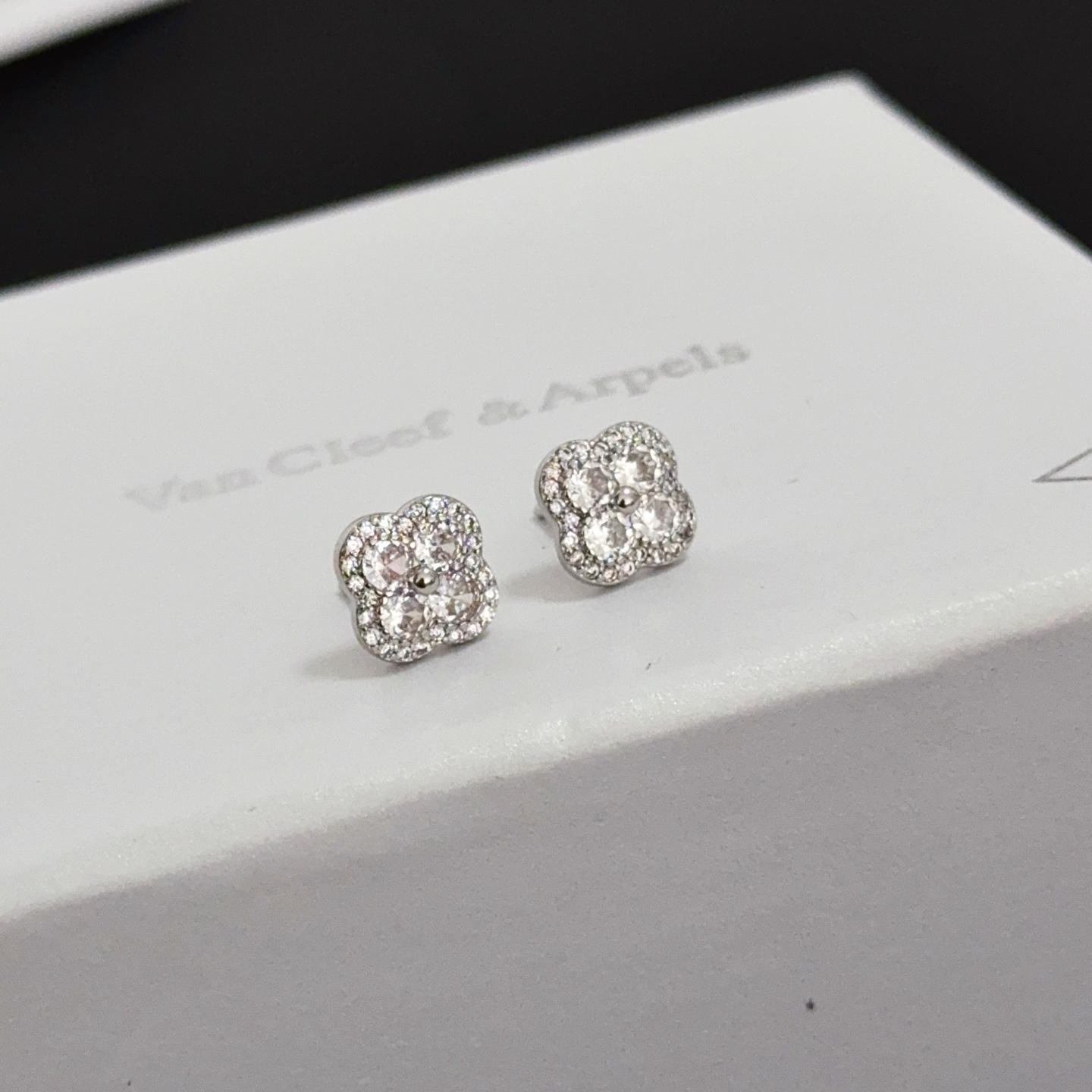 Boucles d'oreilles Van Cleef Arpels Alhambra en métal doré blanc avec diamants transparents diamètre de tige 8 mm