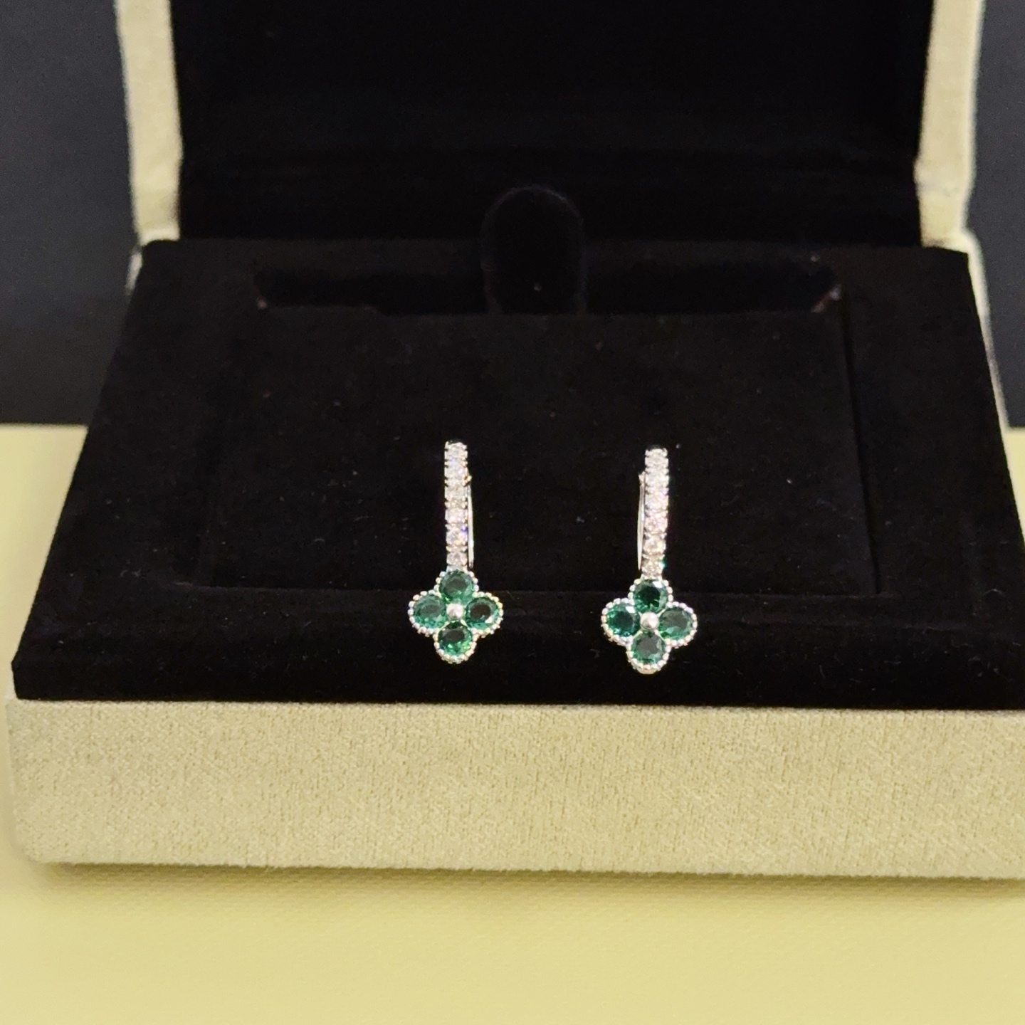 NO:725201,[Seiko original] VCA four-leaf clover Van Cleef Earrings, a classic, the same style as the official website, fashionable and trendy, using multi-layered metal carving design to make the petals more three-dimensional. Inlaid with full diamond technology, it shows the feminine temperament. The four-leaf clover lucky pattern symbolizes luck and happiness. It is unique and romantic. It combines simple and harmonious lines with materials. After polishing and polishing, it shows the nobility and elegance, fine jewelry, earrings19860909〔精工原版〕VCA四叶草梵克雅耳环,经典之作 官网同款 时尚潮流 采用多层次金属雕刻设计 使花瓣更立体 镶嵌满钻工艺 尽显女性柔美气质 四叶草幸运图案 象征幸运和幸福 独特又浪漫将简单和谐的线条与材质相融合 经过抛光和打磨 彰显高贵优雅,饰品精品,earrings,Jewelry