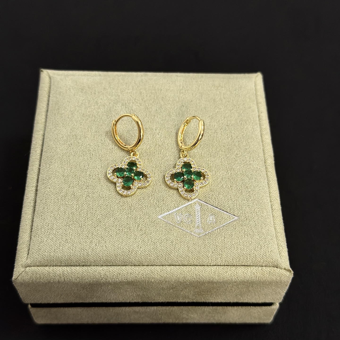 NO:725211,[Seiko original] VCA four-leaf clover Van Cleef Earrings Classic work, the same style as the official website, fashion trend, using multi-layered metal carving design to make the petals more three-dimensional, inlaid with full diamond technology, showing the feminine temperament, four-leaf clover lucky pattern, symbolizing luck and happiness, unique and romantic, integrating simple and harmonious lines with materials, polished and polished, showing nobility and elegance, fine jewelry, earrings19860909〔精工原版〕VCA四叶草梵克雅耳环 经典之作 官网同款 时尚潮流 采用多层次金属雕刻设计 使花瓣更立体 镶嵌满钻工艺 尽显女性柔美气质 四叶草幸运图案 象征幸运和幸福 独特又浪漫将简单和谐的线条与材质相融合 经过抛光和打磨 彰显高贵优雅,饰品精品,earrings,Jewelry