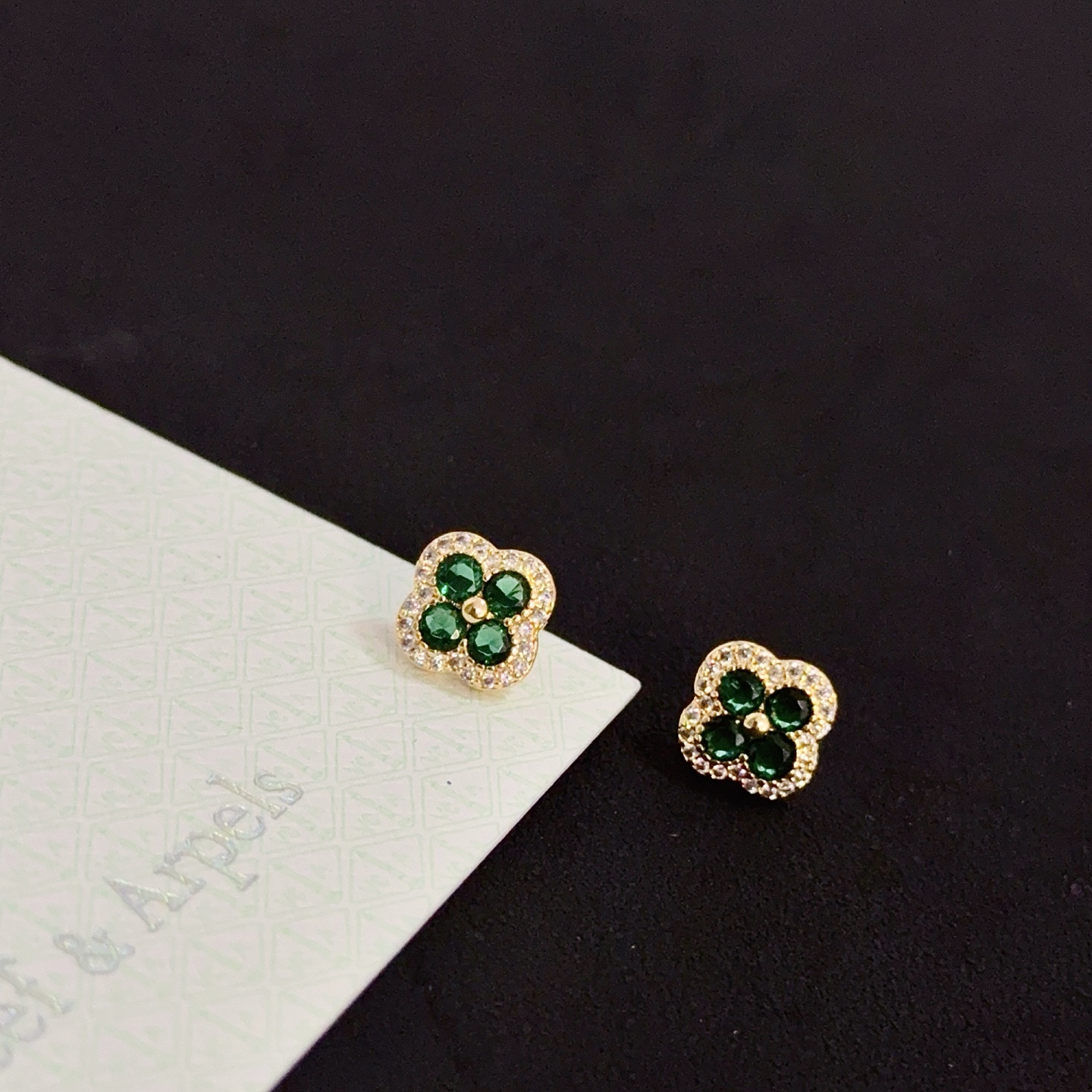 Pendientes Van Cleef Arpels Alhambra de metal en oro amarillo con piedras preciosas de color verde esmeralda y detalles de diamantes blancos de 9 mm de diámetro