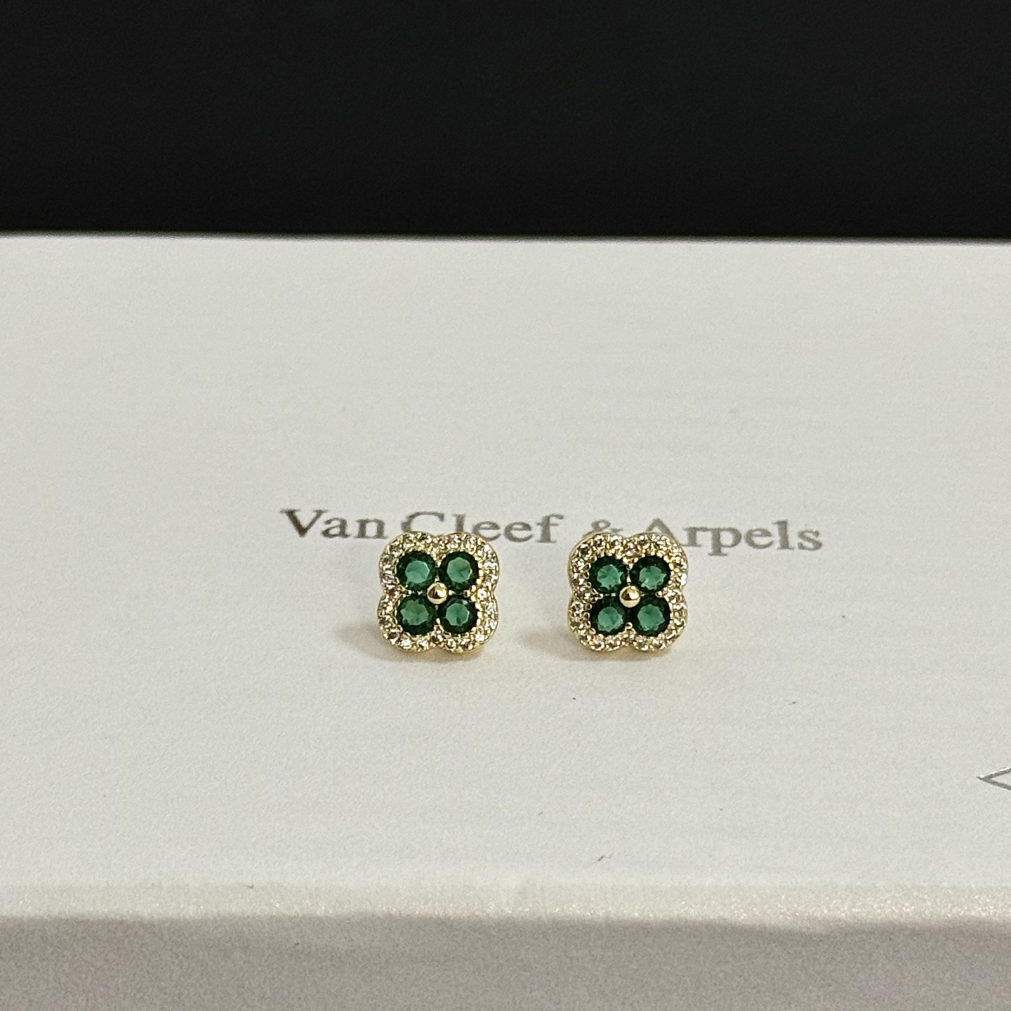 NO:725221,[Seiko original] VCA four-leaf clover Van Cleef Earrings Classic work, the same style as the official website, fashion trend, using multi-layered metal carving design to make the petals more three-dimensional, inlaid with full diamond technology, showing the feminine temperament, four-leaf clover lucky pattern, symbolizing luck and happiness, unique and romantic, integrating simple and harmonious lines and materials, polished and polished, showing nobility and elegance, exquisite jewelry19860909〔精工原版〕VCA四叶草梵克雅耳钉 经典之作 官网同款 时尚潮流 采用多层次金属雕刻设计 使花瓣更立体 镶嵌满钻工艺 尽显女性柔美气质 四叶草幸运图案 象征幸运和幸福 独特又浪漫将简单和谐的线条与材质相融合 经过抛光和打磨 彰显高贵优雅,饰品精品,Jewelry