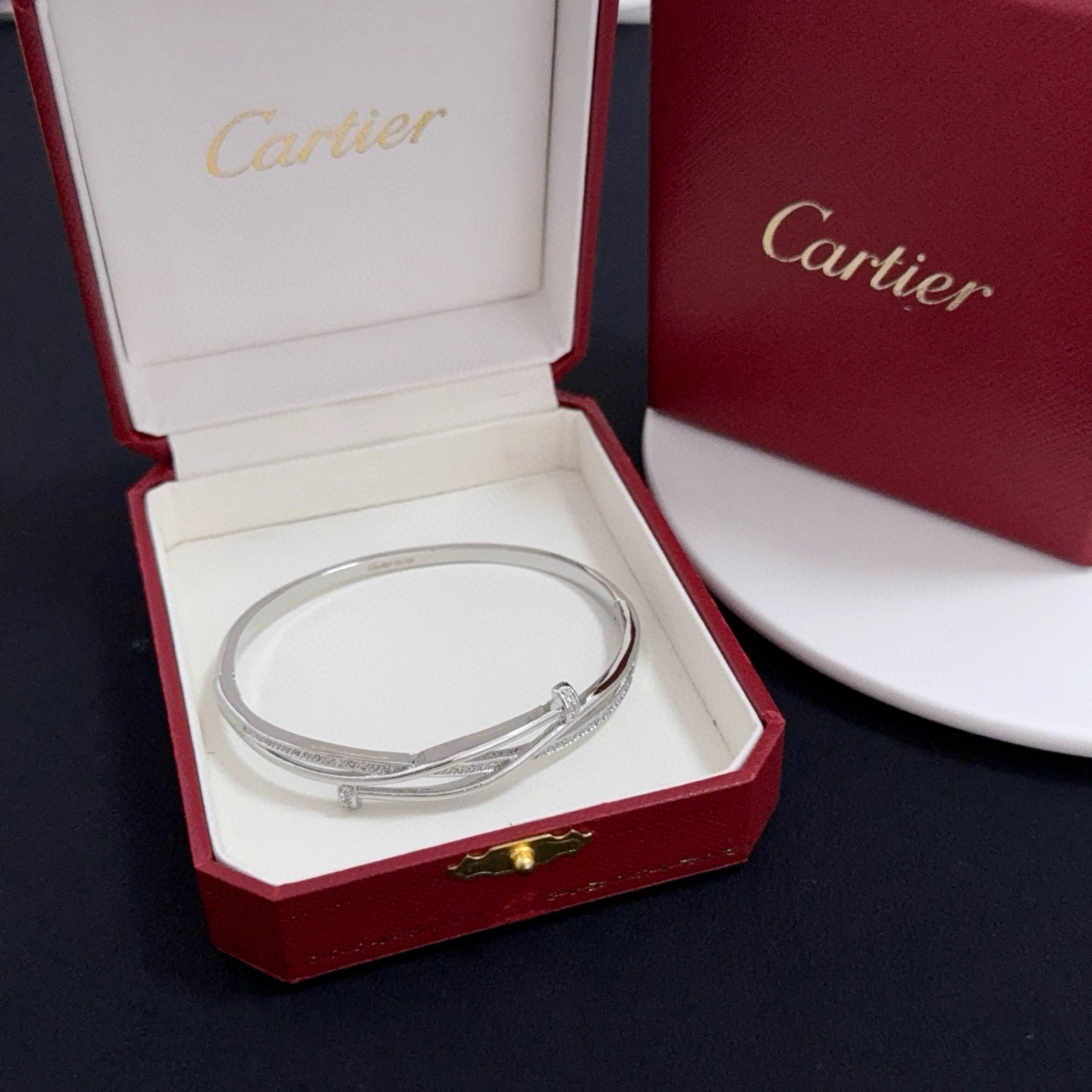 NO:725241,Cartier diamond-encrusted nail bracelet, high-end customized version, diamond-encrusted craftsmanship, V gold material, classic and fashionable style, reconstruct the aesthetics of love with sharp lines!  Breaking the rules, the diamond-encrusted design actually achieves the ceiling of high-end sense - no need for flashy accumulation, love should be as pure as ever. Cartier is loved by many celebrities and Internet celebrities. The Leopard series bracelet is absolutely an eternal classic, and it is not limited to men and women, and there is no age limit!  Wear it and you will be the center of attention!  , jewelry boutique, cartier, bracelet19860909卡地亚镶钻钉子手镯 高端定制版本 镶嵌钻工艺 V金材质 经典而时尚风格 用凌厉线条重构爱情美学！打破常规,镶嵌钻设计反而成就高级感天花板——无需浮华堆砌,爱本应纯粹如初 卡地亚受众多明星网红的爱戴 豹子系列手镯 绝对是永恒经典 而且男女不限 年龄不限 ！戴上它你就是焦点！,饰品精品,cartier,bracelet,Jewelry