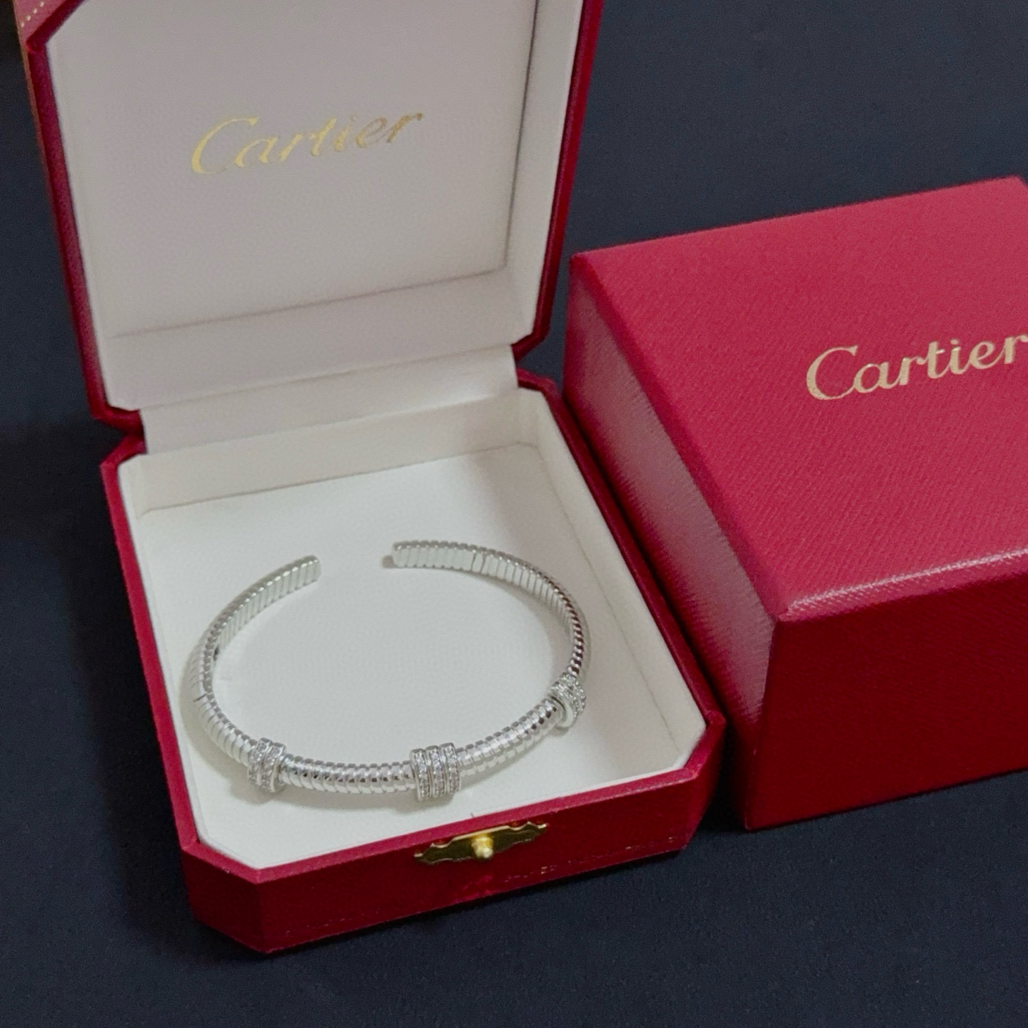 NO:725246,Cartier diamond-encrusted bracelet, high-end customized version, diamond-encrusted craftsmanship, V gold material, classic and fashionable style, reconstruct the aesthetics of love with sharp lines!  Breaking the rules, the diamond-encrusted design actually achieves the ceiling of high-end sense - no need for flashy accumulation, love should be as pure as ever. Cartier is loved by many celebrities and Internet celebrities. The Leopard series bracelet is absolutely an eternal classic, and it is not limited to men and women, and there is no age limit!  Wear it and you will be the center of attention!  , jewelry boutique, cartier, bracelet19860909卡地亚镶钻手镯 高端定制版本 镶嵌钻工艺 V金材质 经典而时尚风格 用凌厉线条重构爱情美学！打破常规,镶嵌钻设计反而成就高级感天花板——无需浮华堆砌,爱本应纯粹如初 卡地亚受众多明星网红的爱戴 豹子系列手镯 绝对是永恒经典 而且男女不限 年龄不限 ！戴上它你就是焦点！,饰品精品,cartier,bracelet,Jewelry