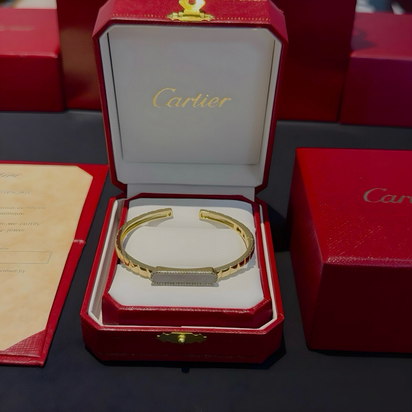 NO:725207,Cartier diamond-encrusted bracelet, high-end customized version, diamond-encrusted craftsmanship, V gold material, classic and fashionable style, reconstruct the aesthetics of love with sharp lines!  Breaking the rules, the diamond-encrusted design actually achieves the ceiling of high-end sense - no need for flashy accumulation, love should be as pure as ever. Cartier is loved by many celebrities and Internet celebrities. The Leopard series bracelet is absolutely an eternal classic, and it is not limited to men and women, and there is no age limit!  Wear it and you will be the center of attention!  , jewelry boutique, cartier, bracelet19860909卡地亚镶钻手镯 高端定制版本 镶嵌钻工艺 V金材质 经典而时尚风格 用凌厉线条重构爱情美学！打破常规,镶嵌钻设计反而成就高级感天花板——无需浮华堆砌,爱本应纯粹如初 卡地亚受众多明星网红的爱戴 豹子系列手镯 绝对是永恒经典 而且男女不限 年龄不限 ！戴上它你就是焦点！,饰品精品,cartier,bracelet,Jewelry