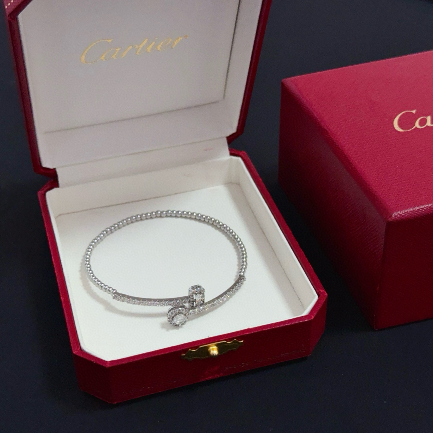 NO:725212,Cartier diamond-encrusted bracelet, high-end customized version, diamond-encrusted craftsmanship, V gold material, classic and fashionable style, reconstruct the aesthetics of love with sharp lines!  Breaking the rules, the diamond-encrusted design actually achieves the ceiling of high-end sense - no need for flashy accumulation, love should be as pure as ever. Cartier is loved by many celebrities and Internet celebrities. The Leopard series bracelet is absolutely an eternal classic, and it is not limited to men and women, and there is no age limit!  Wear it and you will be the center of attention!  , jewelry boutique, cartier, bracelet19860909卡地亚镶钻手镯 高端定制版本 镶嵌钻工艺 V金材质 经典而时尚风格 用凌厉线条重构爱情美学！打破常规,镶嵌钻设计反而成就高级感天花板——无需浮华堆砌,爱本应纯粹如初 卡地亚受众多明星网红的爱戴 豹子系列手镯 绝对是永恒经典 而且男女不限 年龄不限 ！戴上它你就是焦点！,饰品精品,cartier,bracelet,Jewelry