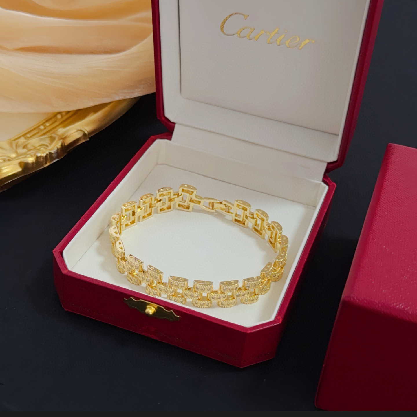 Cartier 卡地亚镶钻手链 高端定制版本 镶嵌钻工艺 V金材质 而 风格 用凌厉线条重构爱情美学 打破常规