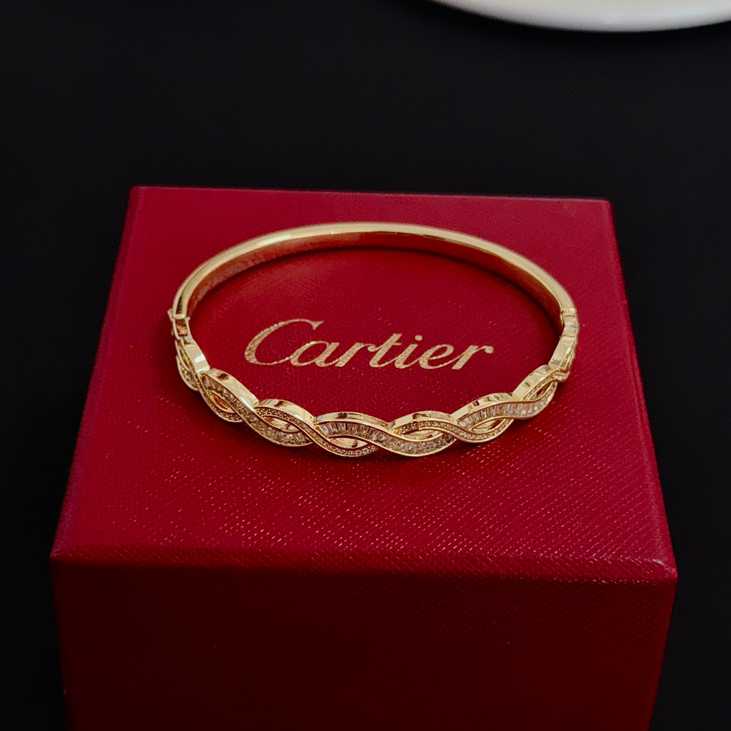 NO:725238,Cartier bracelet, high-end customized version, inlaid with diamond craftsmanship, V gold material, classic and fashionable style, reconstructing the aesthetics of love with sharp lines!  Breaking the rules, the diamond-encrusted design actually achieves the ceiling of high-end sense - no need for flashy accumulation, love should be as pure as ever. Cartier is loved by many celebrities and Internet celebrities. The Leopard series bracelet is absolutely an eternal classic, and it is not limited to men and women, and there is no age limit!  Wear it and you will be the center of attention!  , jewelry boutique, cartier, bracelet19860909卡地亚手镯 高端定制版本 镶嵌钻工艺 V金材质 经典而时尚风格 用凌厉线条重构爱情美学！打破常规,镶嵌钻设计反而成就高级感天花板——无需浮华堆砌,爱本应纯粹如初 卡地亚受众多明星网红的爱戴 豹子系列手镯 绝对是永恒经典 而且男女不限 年龄不限 ！戴上它你就是焦点！,饰品精品,cartier,bracelet,Jewelry