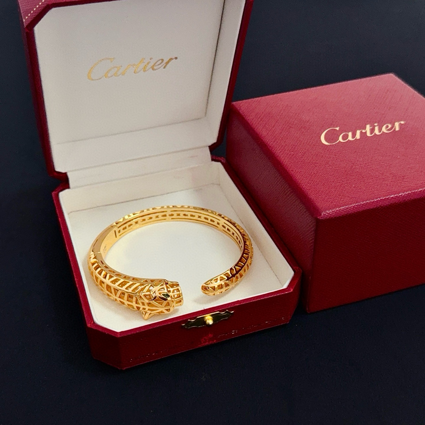 NO:725244,Cartier diamond-encrusted bracelet, high-end customized version, diamond-encrusted craftsmanship, V gold material, classic and fashionable style, reconstruct the aesthetics of love with sharp lines!  Breaking the rules, the diamond-encrusted design actually achieves the ceiling of high-end sense - no need for flashy accumulation, love should be as pure as ever. Cartier is loved by many celebrities and Internet celebrities. The Leopard series bracelet is absolutely an eternal classic, and it is not limited to men and women, and there is no age limit!  Wear it and you will be the center of attention!  , jewelry boutique, cartier, bracelet19860909卡地亚镶钻手镯 高端定制版本 镶嵌钻工艺 V金材质 经典而时尚风格 用凌厉线条重构爱情美学！打破常规,镶嵌钻设计反而成就高级感天花板——无需浮华堆砌,爱本应纯粹如初 卡地亚受众多明星网红的爱戴 豹子系列手镯 绝对是永恒经典 而且男女不限 年龄不限 ！戴上它你就是焦点！,饰品精品,cartier,bracelet,Jewelry