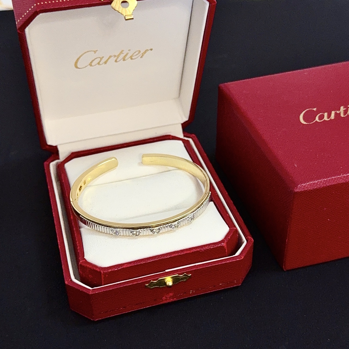 NO:725203,Cartier diamond-encrusted bracelet, high-end customized version, diamond-encrusted craftsmanship, V gold material, classic and fashionable style, reconstruct the aesthetics of love with sharp lines!  Breaking the rules, the diamond-encrusted design actually achieves the ceiling of high-end sense - no need for flashy accumulation, love should be as pure as ever. Cartier is loved by many celebrities and Internet celebrities. The Leopard series bracelet is absolutely an eternal classic, and it is not limited to men and women, and there is no age limit!  Wear it and you will be the center of attention!  , jewelry boutique, cartier, bracelet19860909卡地亚镶钻手镯 高端定制版本 镶嵌钻工艺 V金材质 经典而时尚风格 用凌厉线条重构爱情美学！打破常规,镶嵌钻设计反而成就高级感天花板——无需浮华堆砌,爱本应纯粹如初 卡地亚受众多明星网红的爱戴 豹子系列手镯 绝对是永恒经典 而且男女不限 年龄不限 ！戴上它你就是焦点！,饰品精品,cartier,bracelet,Jewelry