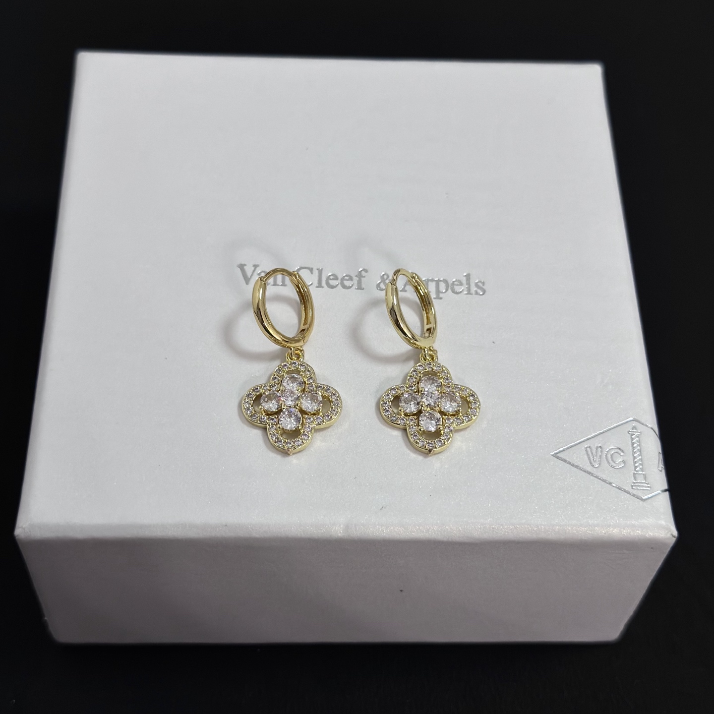 NO:725208,[Seiko original] VCA four-leaf clover Van Cleef Earrings Classic work, the same style as the official website, fashion trend, using multi-layered metal carving design to make the petals more three-dimensional, inlaid with full diamond technology, showing the feminine temperament, four-leaf clover lucky pattern, symbolizing luck and happiness, unique and romantic, integrating simple and harmonious lines with materials, polished and polished, showing nobility and elegance, fine jewelry, earrings19860909〔精工原版〕VCA四叶草梵克雅耳环 经典之作 官网同款 时尚潮流 采用多层次金属雕刻设计 使花瓣更立体 镶嵌满钻工艺 尽显女性柔美气质 四叶草幸运图案 象征幸运和幸福 独特又浪漫将简单和谐的线条与材质相融合 经过抛光和打磨 彰显高贵优雅,饰品精品,earrings,Jewelry