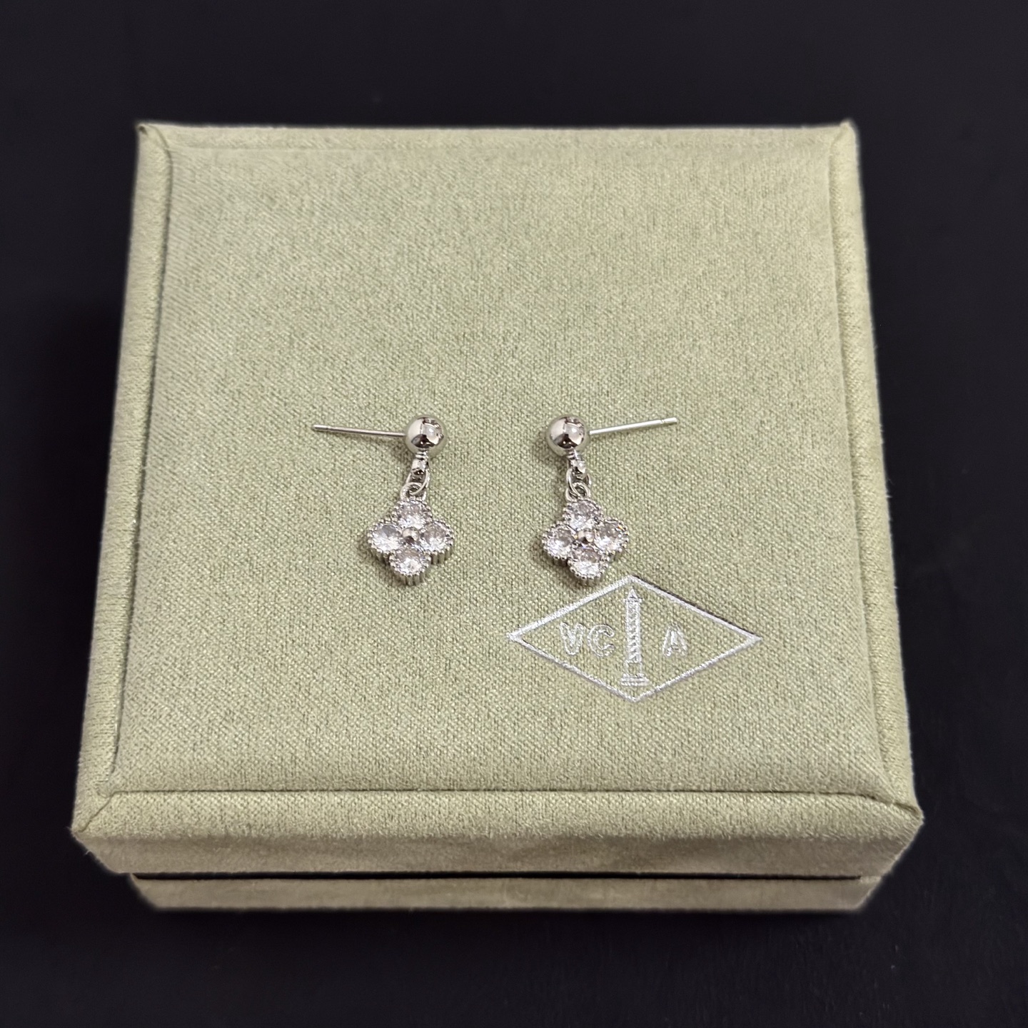 NO:725213,[Seiko original] VCA four-leaf clover Van Cleef Earrings, a classic, the same style as the official website, fashionable and trendy, using multi-layered metal carving design to make the petals more three-dimensional, inlaid with diamond technology, showing the feminine temperament, four-leaf clover lucky pattern, symbolizing luck and happiness, unique and romantic, integrating simple and harmonious lines and materials, polished and polished, showing nobility and elegance, fine jewelry19860909〔精工原版〕VCA四叶草梵克雅耳钉,经典之作 官网同款 时尚潮流 采用多层次金属雕刻设计 使花瓣更立体 镶嵌满钻工艺 尽显女性柔美气质 四叶草幸运图案 象征幸运和幸福 独特又浪漫将简单和谐的线条与材质相融合 经过抛光和打磨 彰显高贵优雅,饰品精品,Jewelry