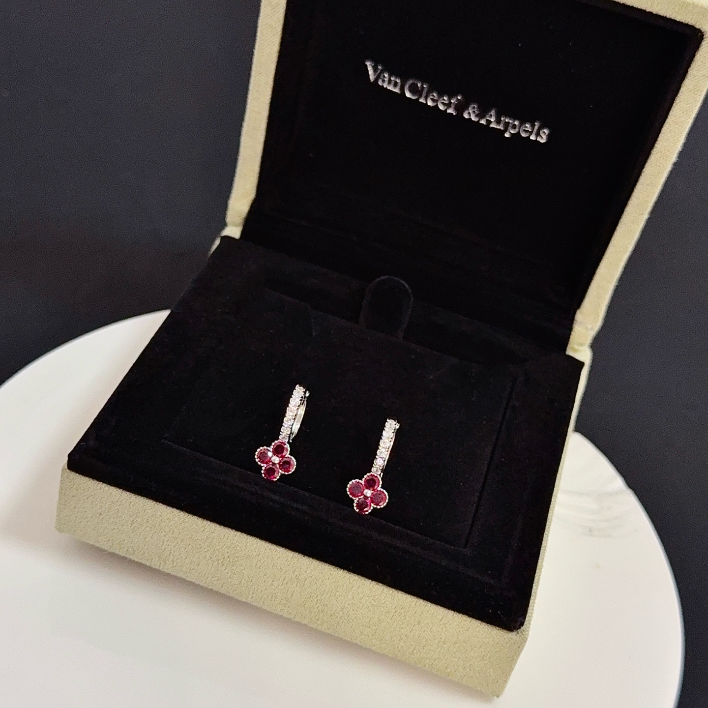 Pendientes Van Cleef Arpels Alhambra de oro blanco plateado con diamantes transparentes y piedras de trébol de cuatro hojas rojo rubí 1 aro de 5 cm de diámetro