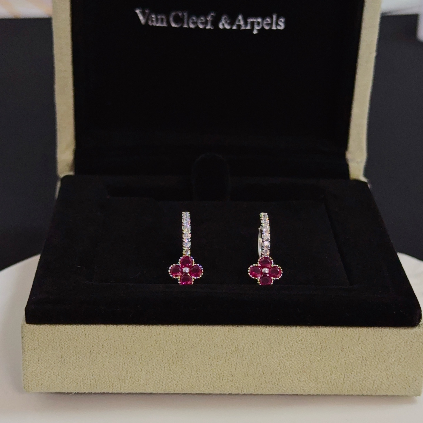 Pendientes Van Cleef Arpels Alhambra de oro blanco plateado con diamantes transparentes y piedras de trébol de cuatro hojas rojo rubí 1 aro de 5 cm de diámetro