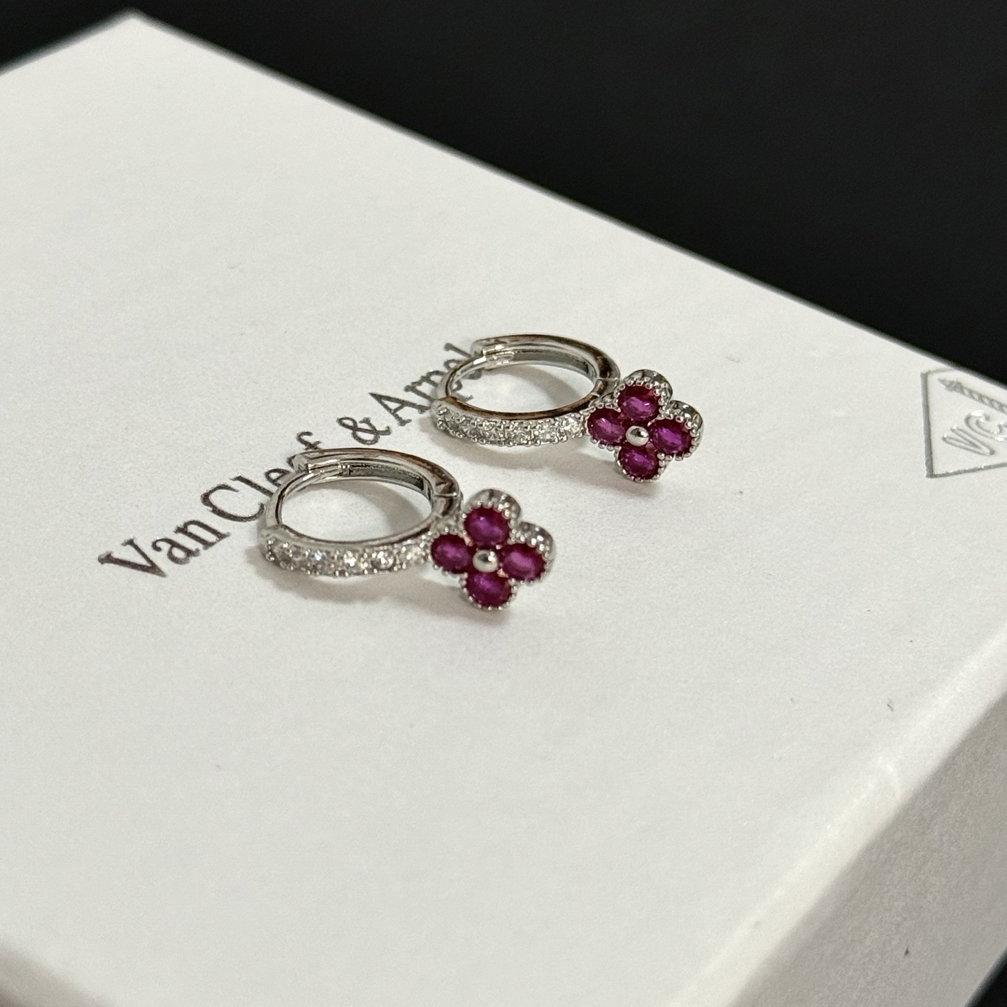 Pendientes Van Cleef Arpels Alhambra de oro blanco plateado con diamantes transparentes y piedras de trébol de cuatro hojas rojo rubí 1 aro de 5 cm de diámetro