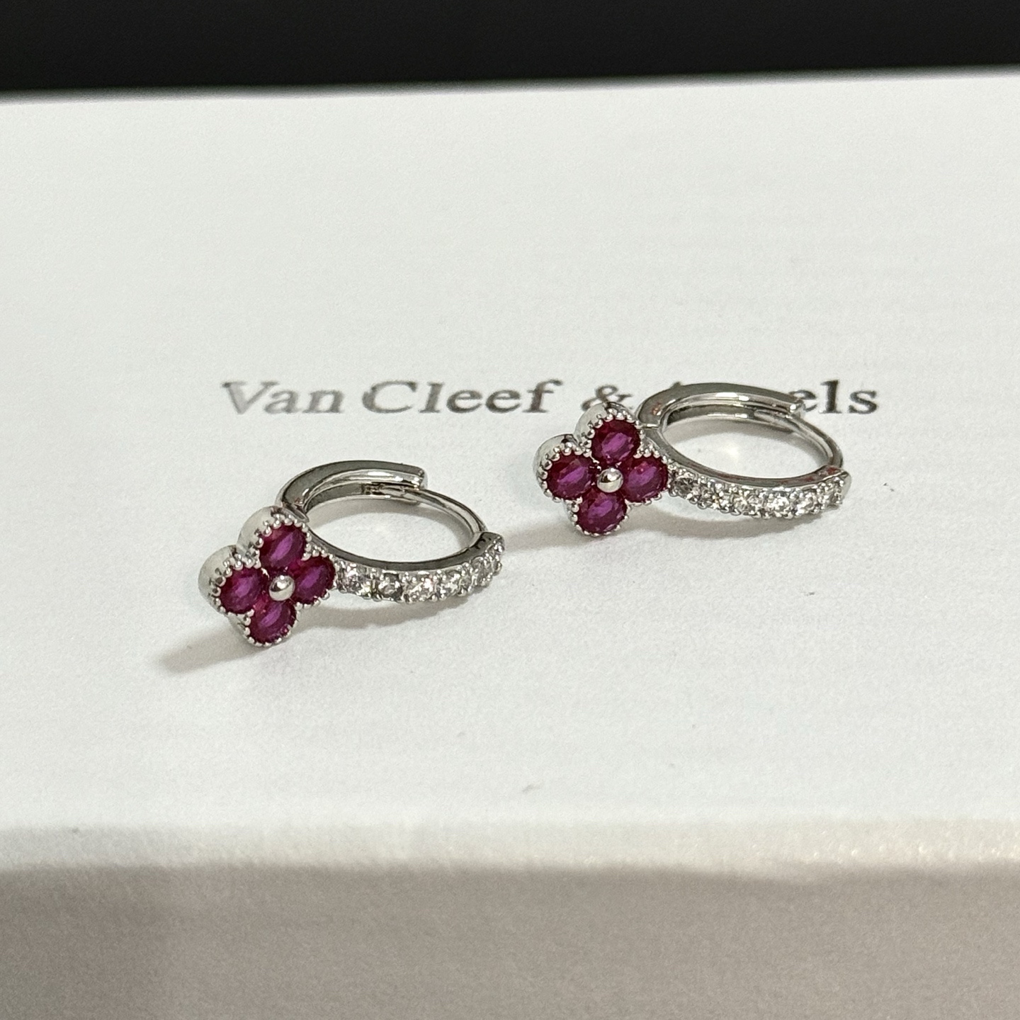 Pendientes Van Cleef Arpels Alhambra de oro blanco plateado con diamantes transparentes y piedras de trébol de cuatro hojas rojo rubí 1 aro de 5 cm de diámetro