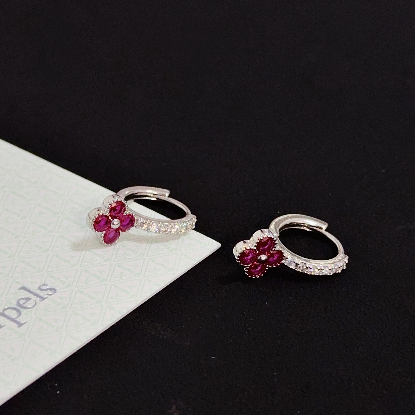 Pendientes Van Cleef Arpels Alhambra de oro blanco plateado con diamantes transparentes y piedras de trébol de cuatro hojas rojo rubí 1 aro de 5 cm de diámetro