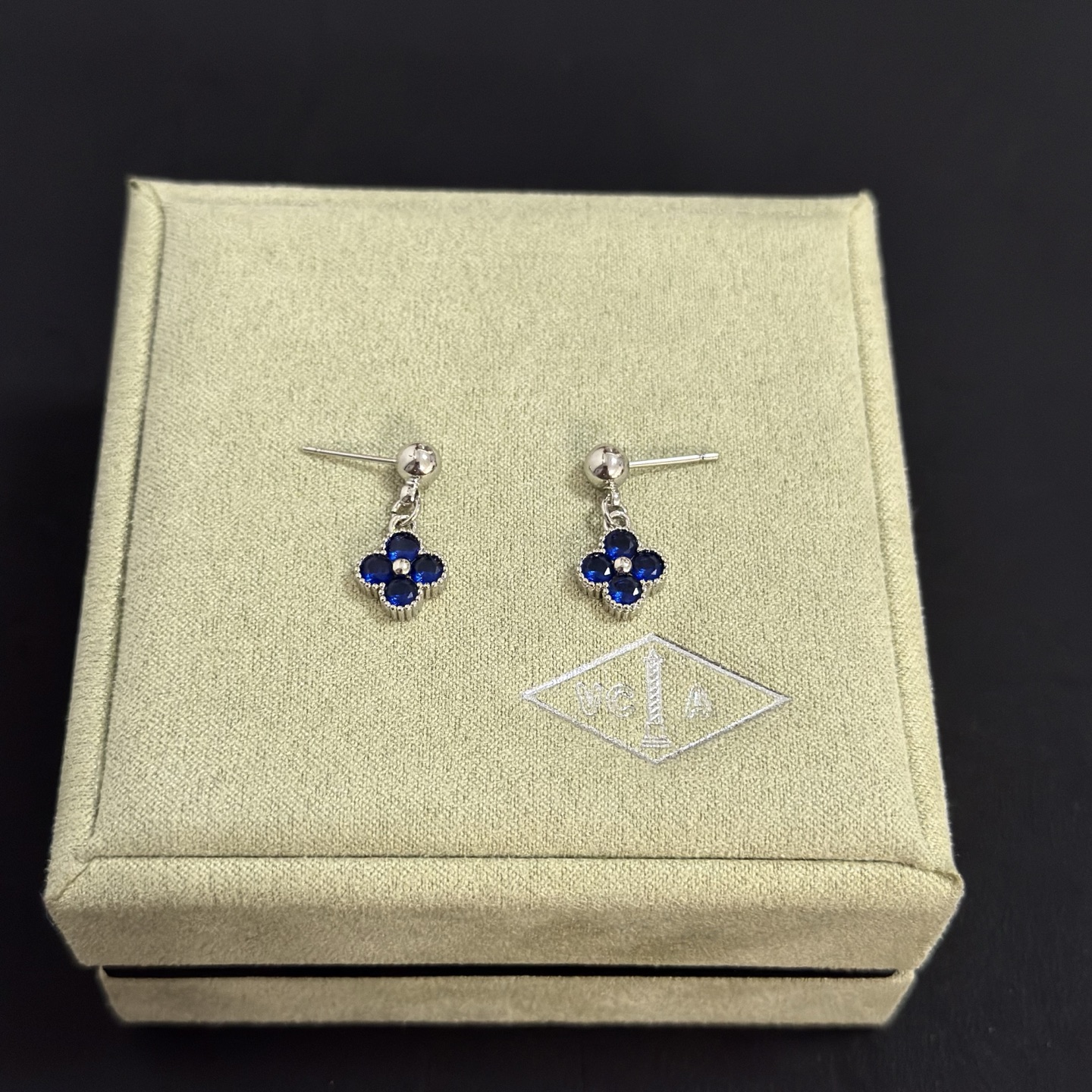 NO:725219,[Seiko original] VCA four-leaf clover Van Cleef Earrings Classic work, the same style as the official website, fashion trend, using multi-layered metal carving design to make the petals more three-dimensional, inlaid with full diamond technology, showing the feminine temperament, four-leaf clover lucky pattern, symbolizing luck and happiness, unique and romantic, integrating simple and harmonious lines with materials, polished and polished, showing nobility and elegance, fine jewelry, earrings19860909〔精工原版〕VCA四叶草梵克雅耳环 经典之作 官网同款 时尚潮流 采用多层次金属雕刻设计 使花瓣更立体 镶嵌满钻工艺 尽显女性柔美气质 四叶草幸运图案 象征幸运和幸福 独特又浪漫将简单和谐的线条与材质相融合 经过抛光和打磨 彰显高贵优雅,饰品精品,earrings,Jewelry