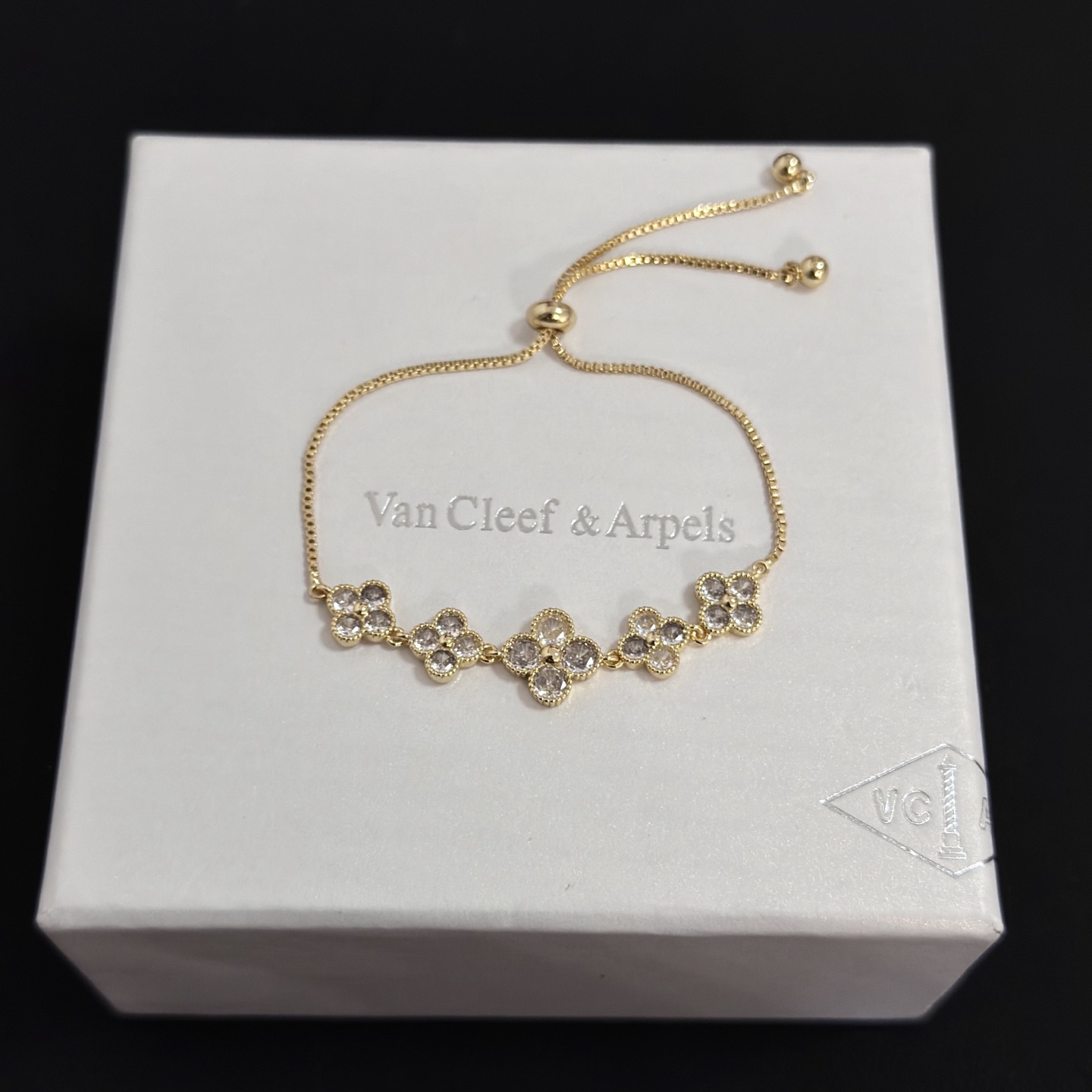 NO:725225,[Seiko Original] Popular VCA Four-leaf Clover Van Cleef & Arpels Bracelet V Gold Level Classic Work Same as Official Website Fashion Trend Multi-layered metal carving design makes the petals more three-dimensional. Inlaid with full diamond craftsmanship, it shows the feminine temperament [Gift] Four-leaf clover lucky pattern symbolizes luck and happiness. Unique and romantic, blending simple and harmonious lines with materials. Polished and polished, showing nobility and elegance [Celebration] [Celebration], boutique jewelry, van  cleef,bracelet19860909〔精工原版〕爆款 VCA四叶草梵克雅宝手链 V金等级 经典之作 官网同款 时尚潮流 采用多层次金属雕刻设计 使花瓣更立体 镶嵌满钻工艺 尽显女性柔美气质[礼物] 四叶草幸运图案 象征幸运和幸福 独特又浪漫将简单和谐的线条与材质相融合 经过抛光和打磨 彰显高贵优雅[庆祝][庆祝],饰品精品,van cleef,bracelet,Jewelry