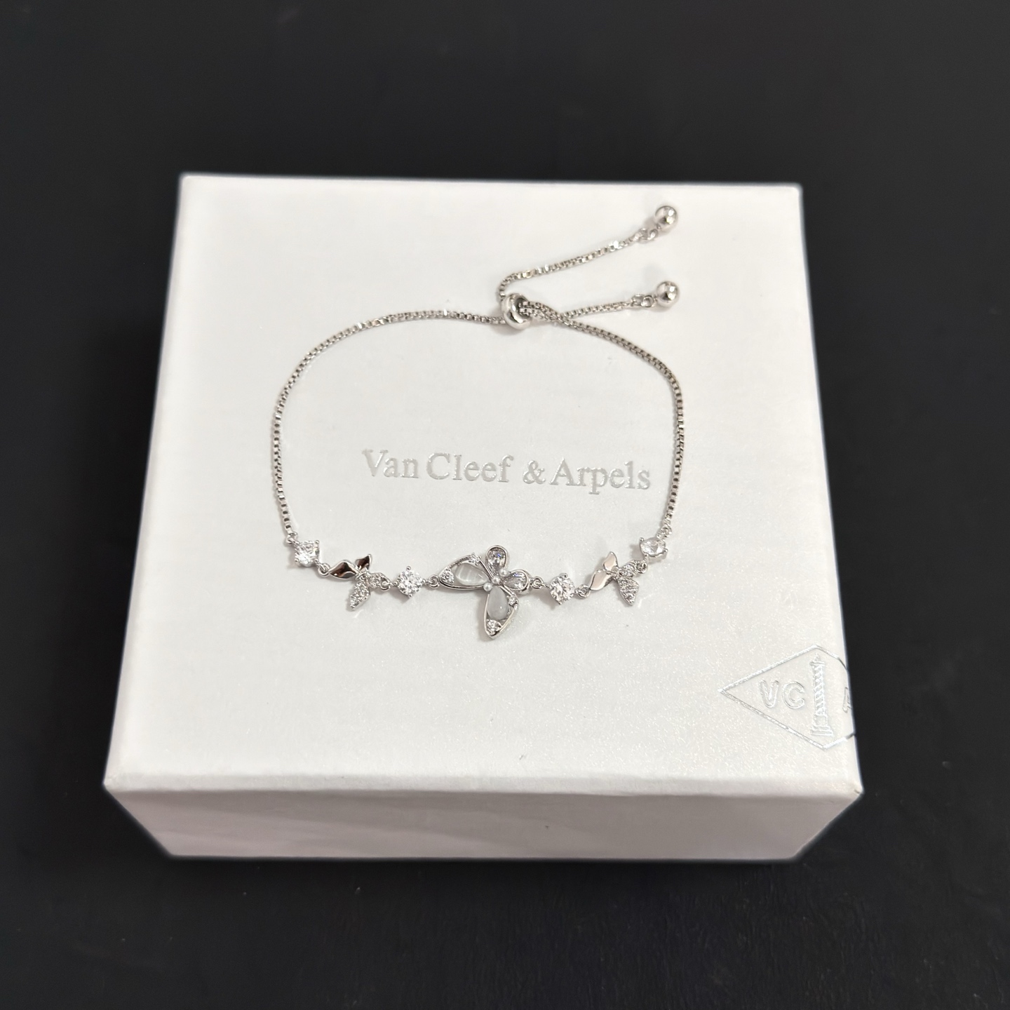 NO:725231,[Seiko Original] Popular VCA Four-leaf Clover Van Cleef & Arpels Bracelet V Gold Level Classic Work Same as Official Website Fashion Trend Multi-layered metal carving design makes the petals more three-dimensional. Inlaid with full diamond craftsmanship, it shows the feminine temperament [Gift] Four-leaf clover lucky pattern symbolizes luck and happiness. Unique and romantic, blending simple and harmonious lines with materials. Polished and polished, showing nobility and elegance [Celebration] [Celebration], boutique jewelry, van  cleef,bracelet19860909〔精工原版〕爆款 VCA四叶草梵克雅宝手链 V金等级 经典之作 官网同款 时尚潮流 采用多层次金属雕刻设计 使花瓣更立体 镶嵌满钻工艺 尽显女性柔美气质[礼物] 四叶草幸运图案 象征幸运和幸福 独特又浪漫将简单和谐的线条与材质相融合 经过抛光和打磨 彰显高贵优雅[庆祝][庆祝],饰品精品,van cleef,bracelet,Jewelry