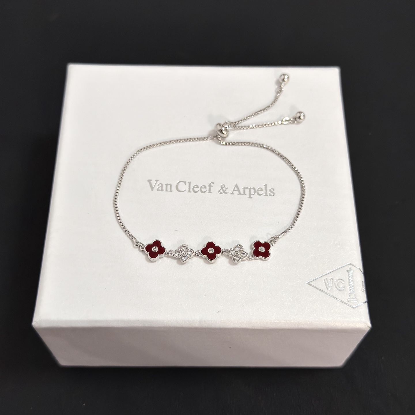 NO:725236,[Seiko Original] Popular VCA Four-leaf Clover Van Cleef & Arpels Bracelet V Gold Level Classic Work Same as Official Website Fashion Trend Multi-layered metal carving design makes the petals more three-dimensional. Inlaid with full diamond craftsmanship, it shows the feminine temperament [Gift] Four-leaf clover lucky pattern symbolizes luck and happiness. Unique and romantic, blending simple and harmonious lines with materials. Polished and polished, showing nobility and elegance [Celebration] [Celebration], boutique jewelry, van  cleef,bracelet19860909〔精工原版〕爆款 VCA四叶草梵克雅宝手链 V金等级 经典之作 官网同款 时尚潮流 采用多层次金属雕刻设计 使花瓣更立体 镶嵌满钻工艺 尽显女性柔美气质[礼物] 四叶草幸运图案 象征幸运和幸福 独特又浪漫将简单和谐的线条与材质相融合 经过抛光和打磨 彰显高贵优雅[庆祝][庆祝],饰品精品,van cleef,bracelet,Jewelry