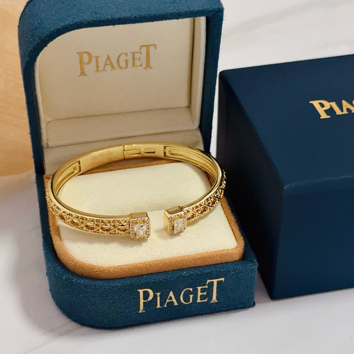 NO:725240,Piaget bracelet, high-end customized version, inlaid with diamonds, made of V gold material, showing luxury in every detail. The metal texture and texture complement each other, shining under the light, reflecting the luxury and elegance. Whether it is a business occasion or a sweet date, it can highlight the delicacy and elegance~ It is so beautiful to get it, it is definitely your dream bracelet., jewelry boutique, Piaget, bracelet19860909Piaget伯爵手镯, 高端定制版本 镶嵌钻工艺 ,V金材质 ,细节处尽显奢华.金属质感与纹理相互映衬,光线之下,熠熠生辉,体现了奢华与典雅的气质.无论是商务场合还是甜蜜约会都能凸显精致和优雅~上手都太美了,绝对是你的梦中情镯.,饰品精品,piaget,bracelet,Jewelry