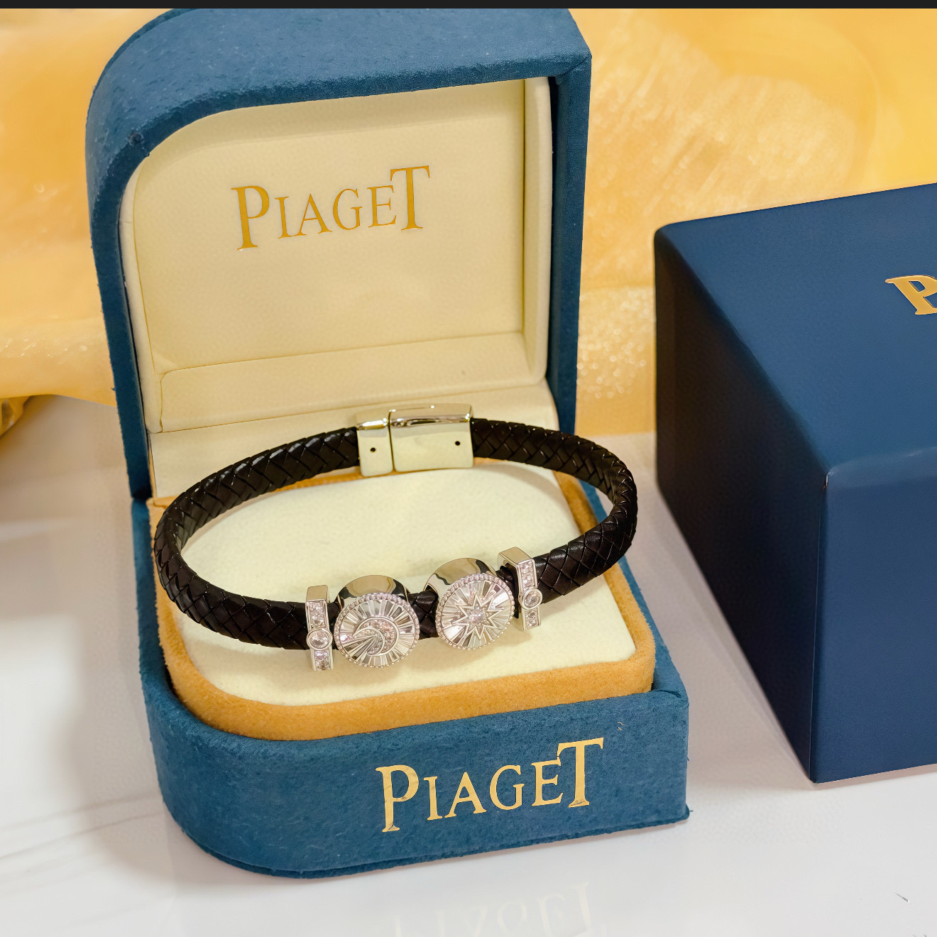 NO:725250,Piaget leather bracelet, high-end customized version, inlaid with diamonds, made of V gold material, showing luxury in every detail. The metal texture and texture complement each other, shining under the light, reflecting the luxury and elegance. Whether it is a business occasion or a sweet date, it can highlight the delicacy and elegance~ It is so beautiful to get it, it is definitely your dream bracelet., exquisite jewelry, Piaget19860909Piaget伯爵皮手绳,高端定制版本 镶嵌钻工艺 ,V金材质 ,细节处尽显奢华.金属质感与纹理相互映衬,光线之下,熠熠生辉,体现了奢华与典雅的气质.无论是商务场合还是甜蜜约会都能凸显精致和优雅~上手都太美了,绝对是你的梦中情镯.,饰品精品,piaget,Jewelry