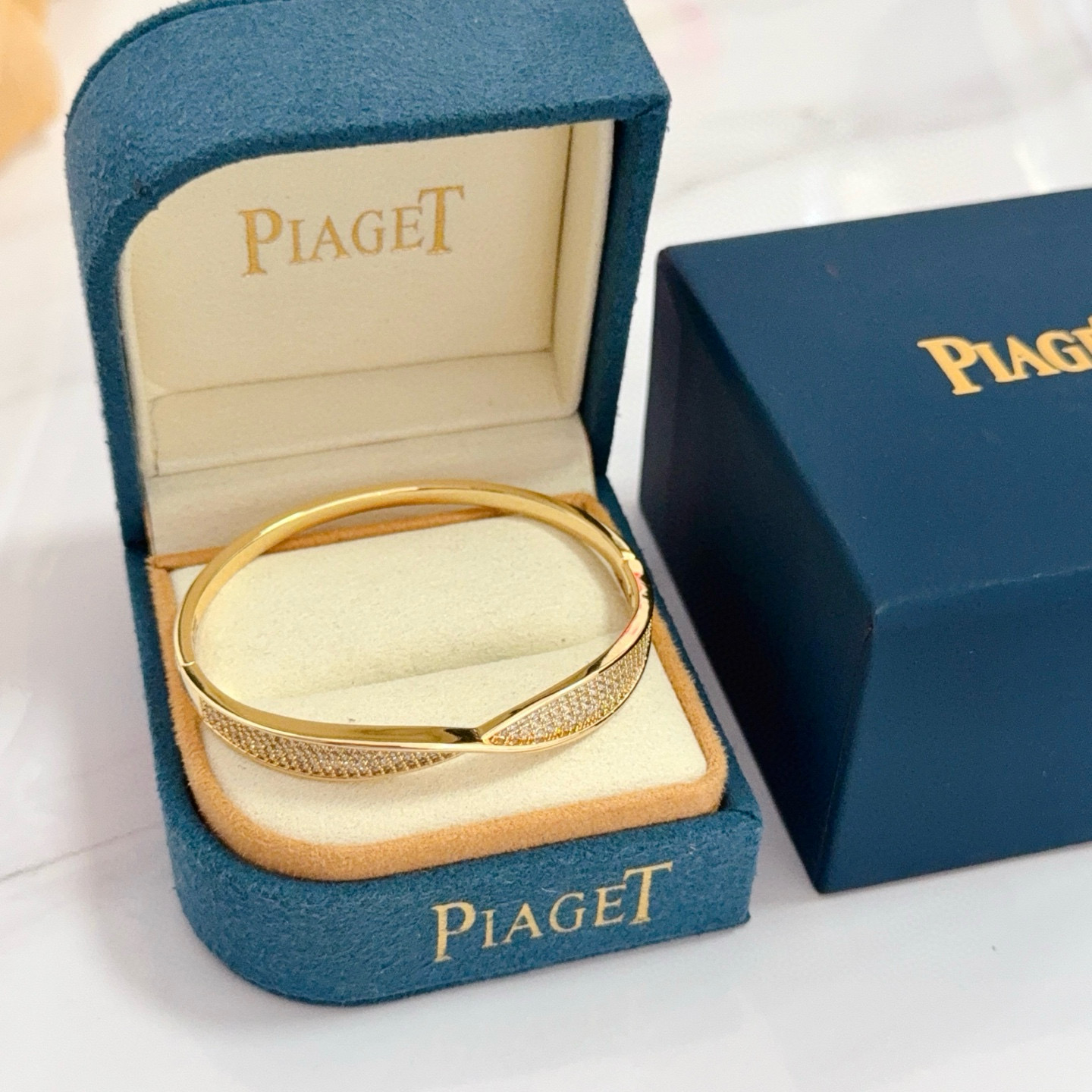 NO:725265,Piaget bracelet, high-end customized version, inlaid with diamonds, made of V gold material, showing luxury in every detail. The metal texture and texture complement each other, shining under the light, reflecting the luxury and elegance. Whether it is a business occasion or a sweet date, it can highlight the delicacy and elegance~ It is so beautiful to get it, it is definitely your dream bracelet., jewelry boutique, Piaget, bracelet19860909Piaget伯爵手镯, 高端定制版本 镶嵌钻工艺 ,V金材质 ,细节处尽显奢华.金属质感与纹理相互映衬,光线之下,熠熠生辉,体现了奢华与典雅的气质.无论是商务场合还是甜蜜约会都能凸显精致和优雅~上手都太美了,绝对是你的梦中情镯.,饰品精品,piaget,bracelet,Jewelry