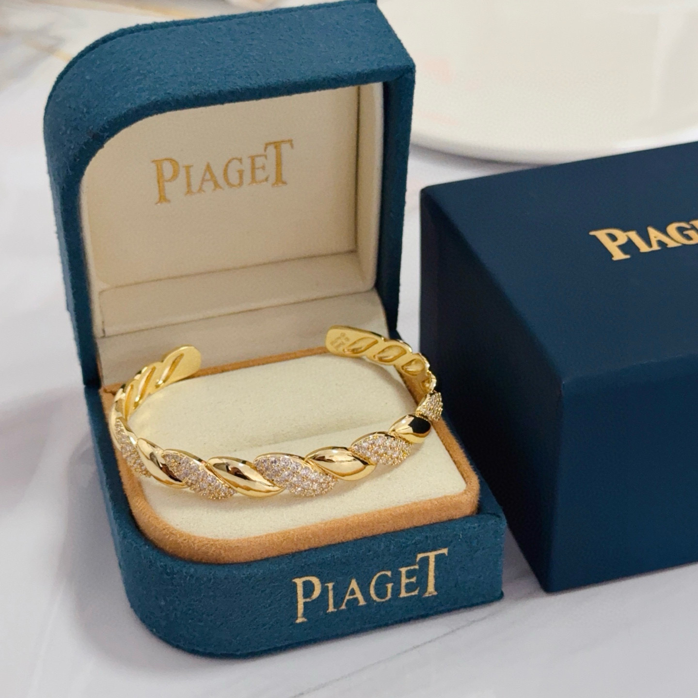 NO:725270,Piaget bracelet is a high-end customized version with inlaid diamond craftsmanship and V-gold material. The details are luxurious. The metal texture and texture complement each other and shine under the light, reflecting the luxury and elegance. Whether it is a business occasion or a sweet date, it can highlight delicacy and elegance. It is so beautiful when you get it. It is definitely your dream bracelet., jewelry boutique, Piaget, bracelet19860909Piaget伯爵手镯 高端定制版本 镶嵌钻工艺 ,V金材质 ,细节处尽显奢华.金属质感与纹理相互映衬,光线之下,熠熠生辉,体现了奢华与典雅的气质.无论是商务场合还是甜蜜约会都能凸显精致和优雅~上手都太美了,绝对是你的梦中情镯.,饰品精品,piaget,bracelet,Jewelry